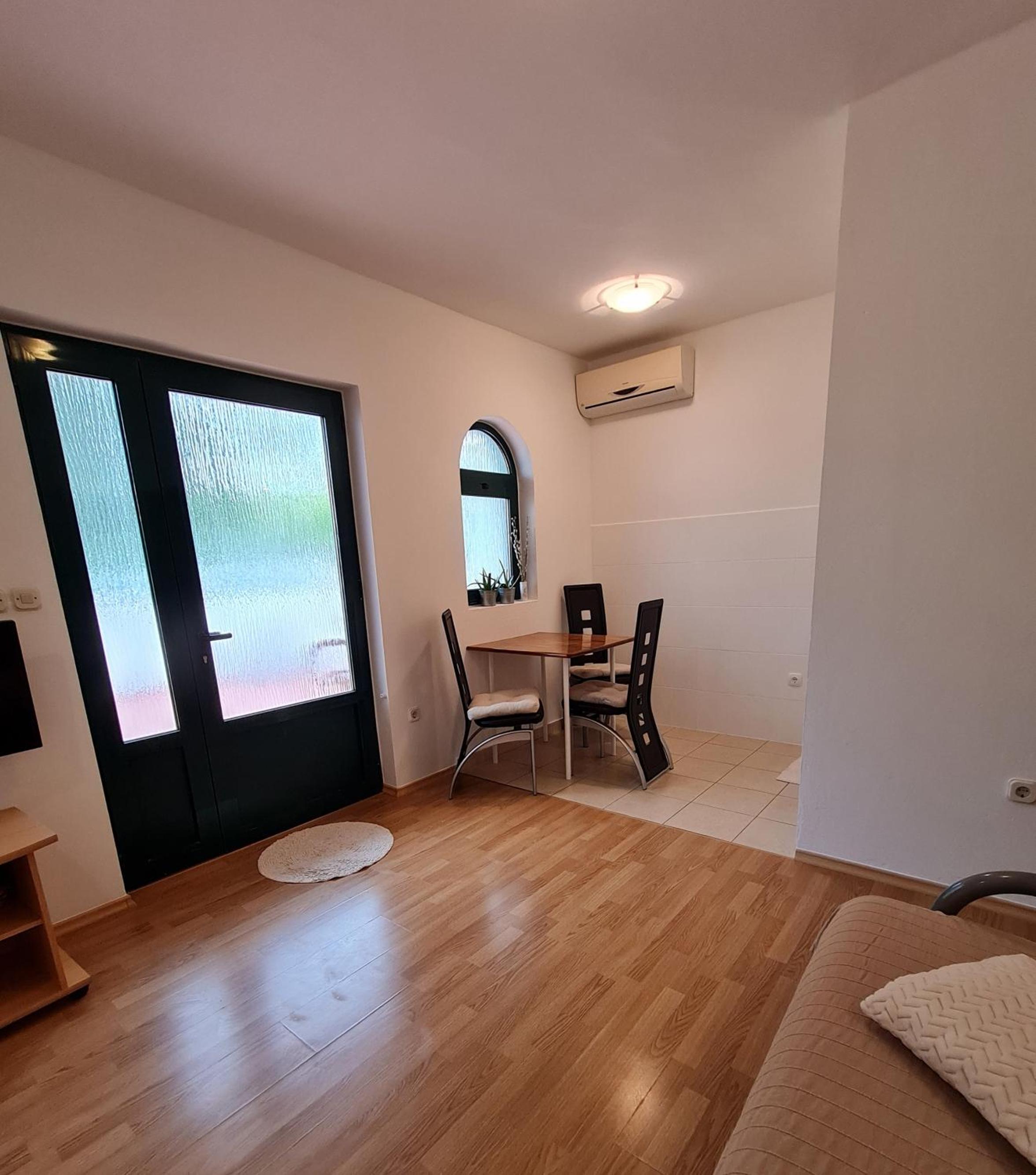 One-Bedroom Apartment with Terrace photo 3
