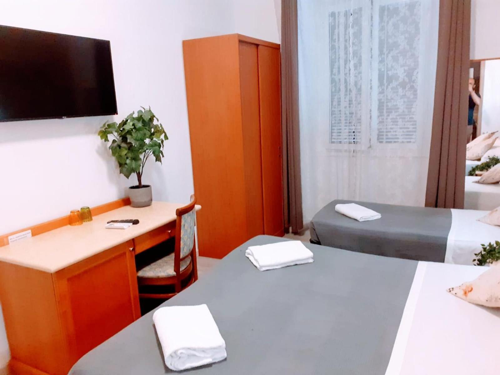 Economy Triple Room photo 2