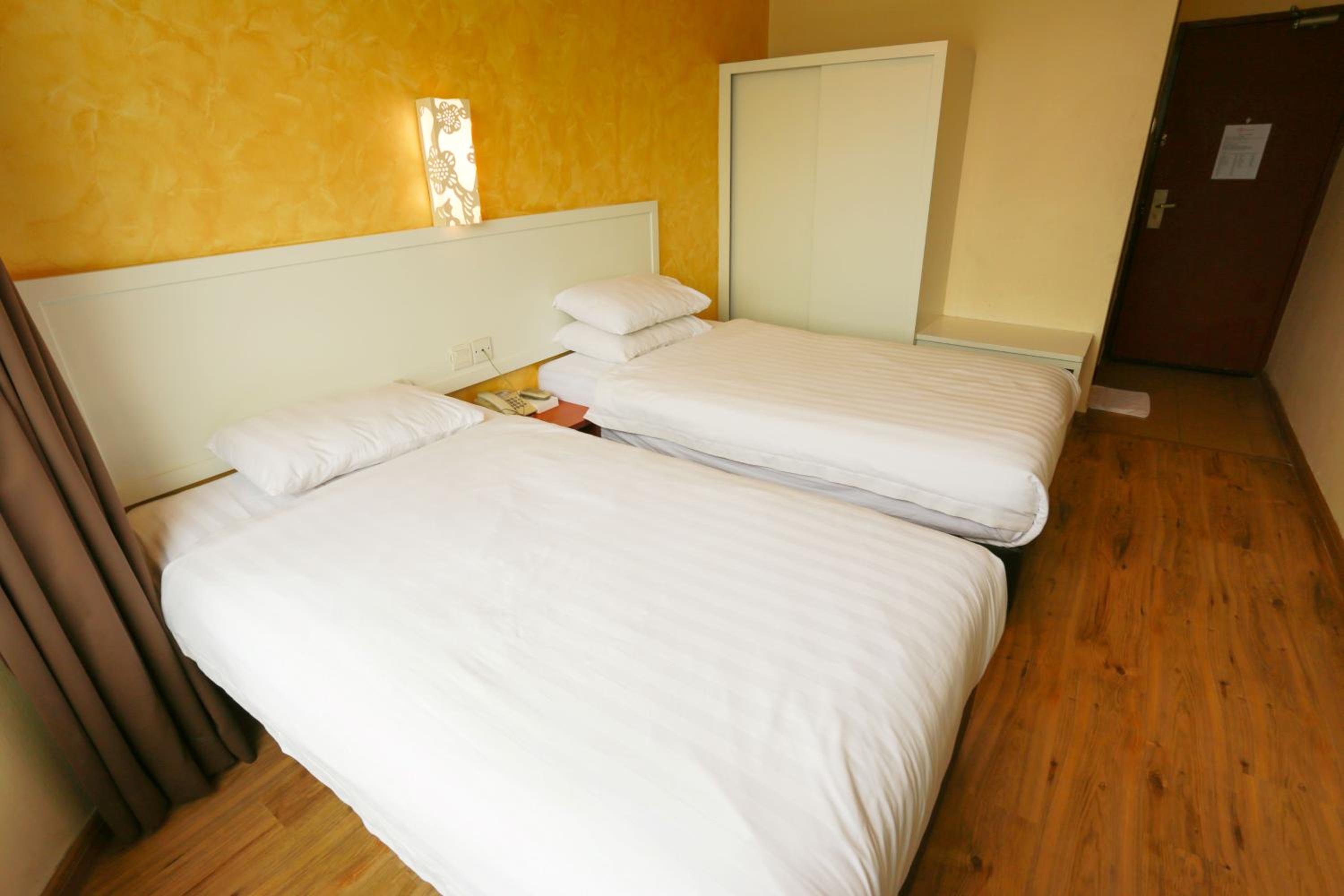 Standard Twin Room photo 2