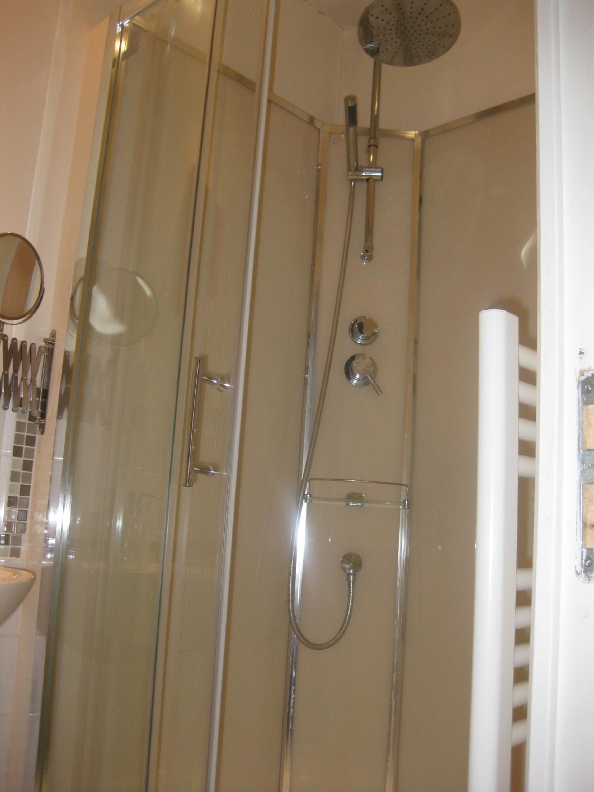 Family Room with Private Bathroom - Photo 7