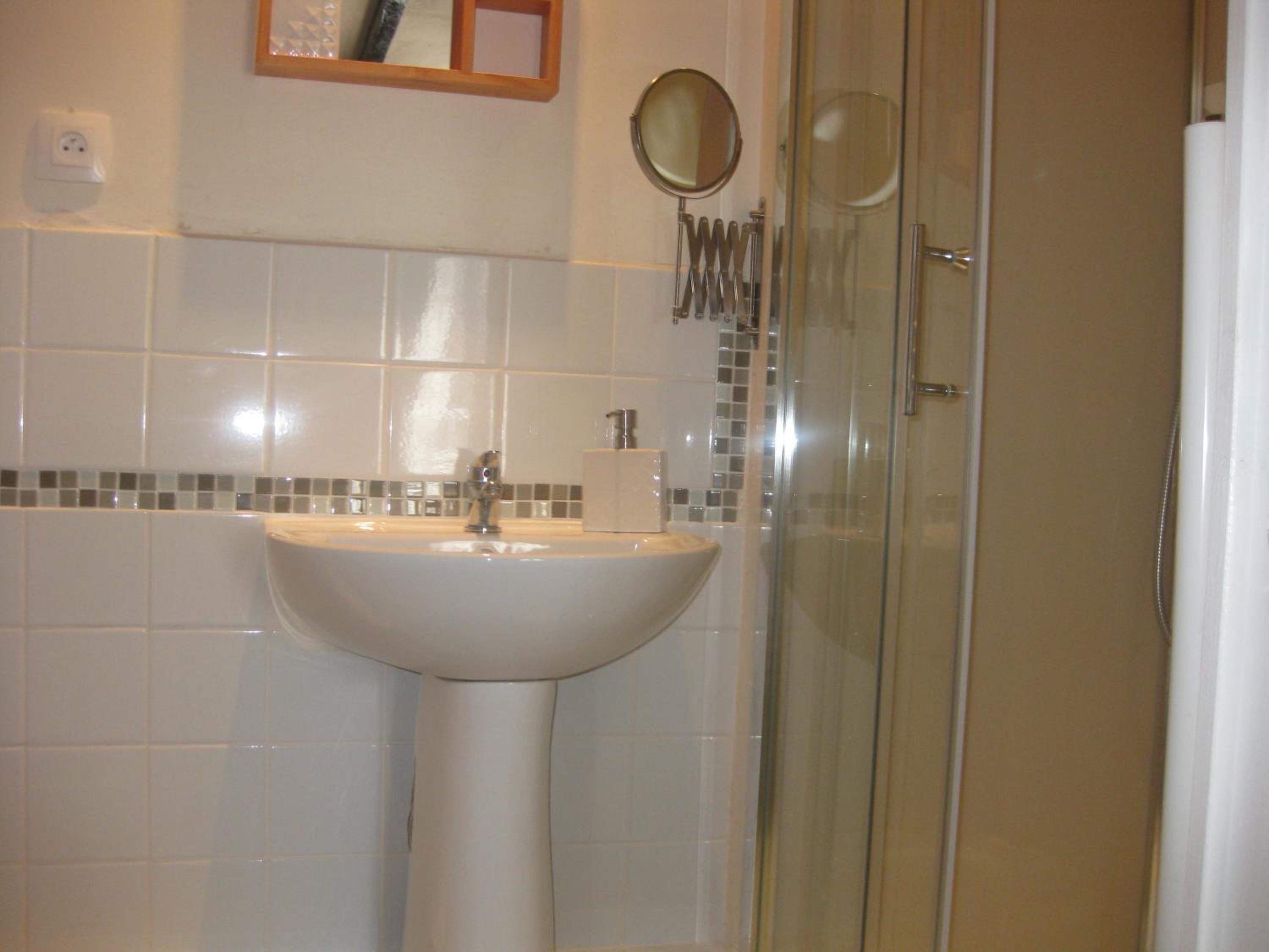 Family Room with Private Bathroom - Photo 4