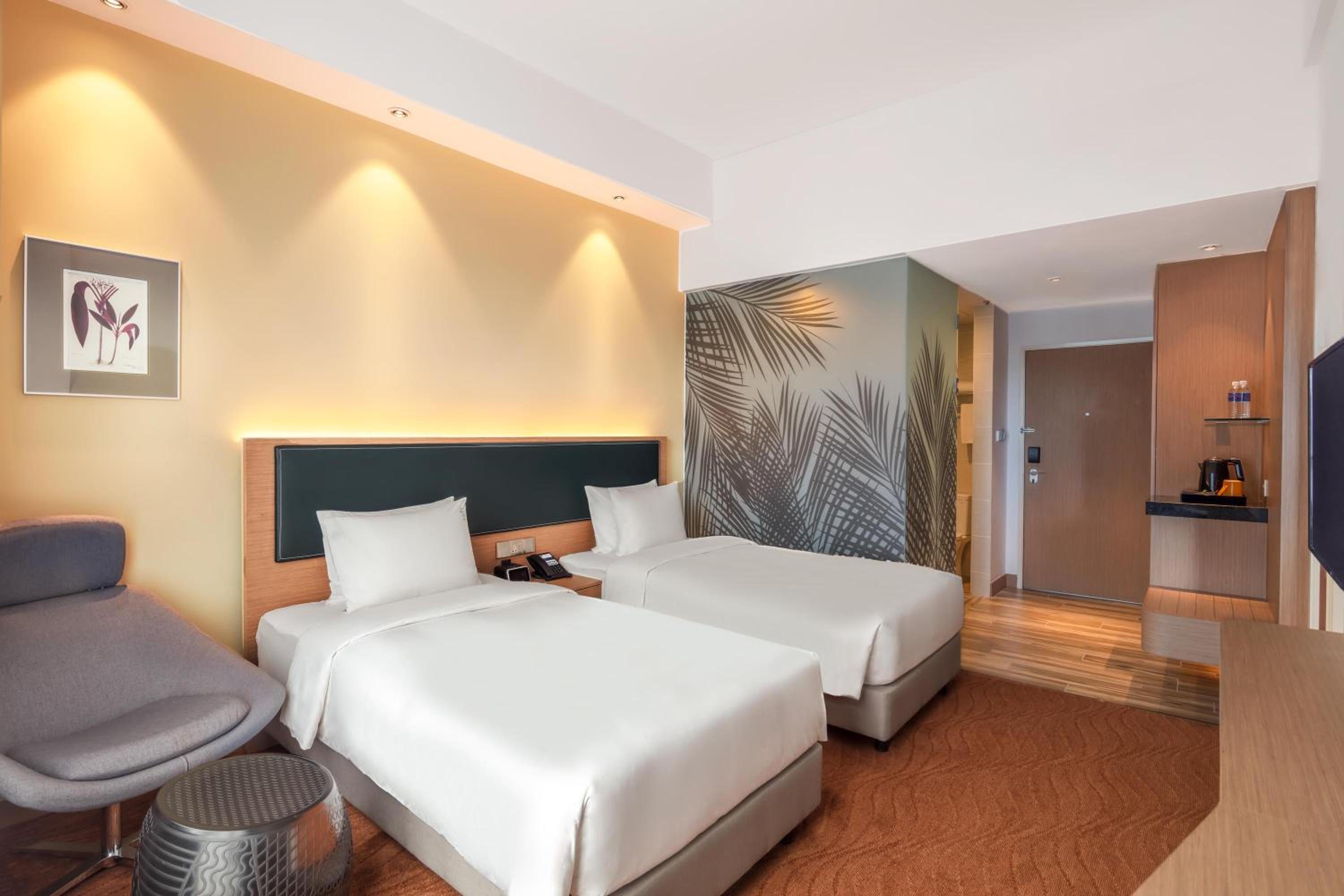 Standard Room with Free Breakfast - Photo 8