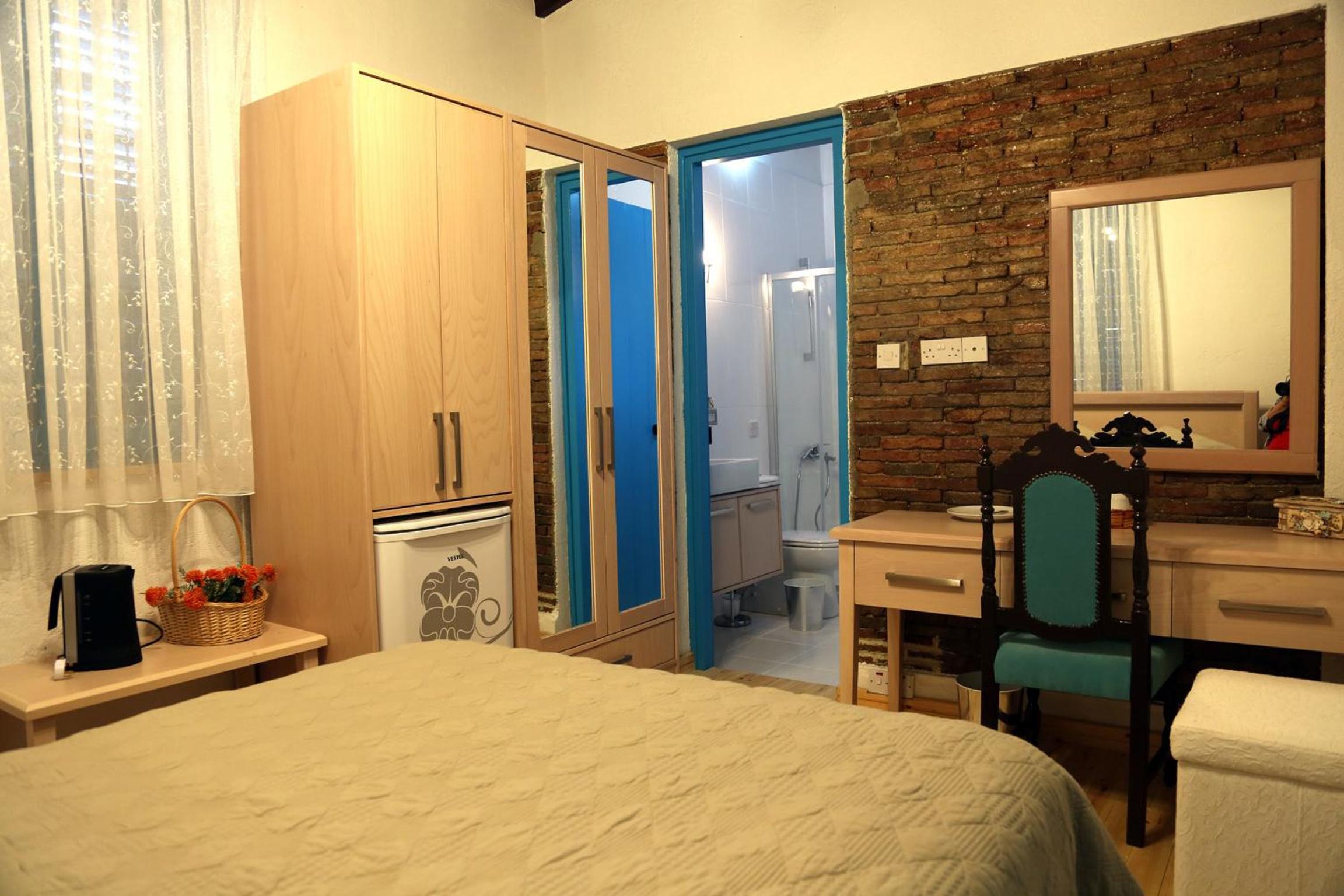 Deluxe Room (2 Adults + 1 Child)