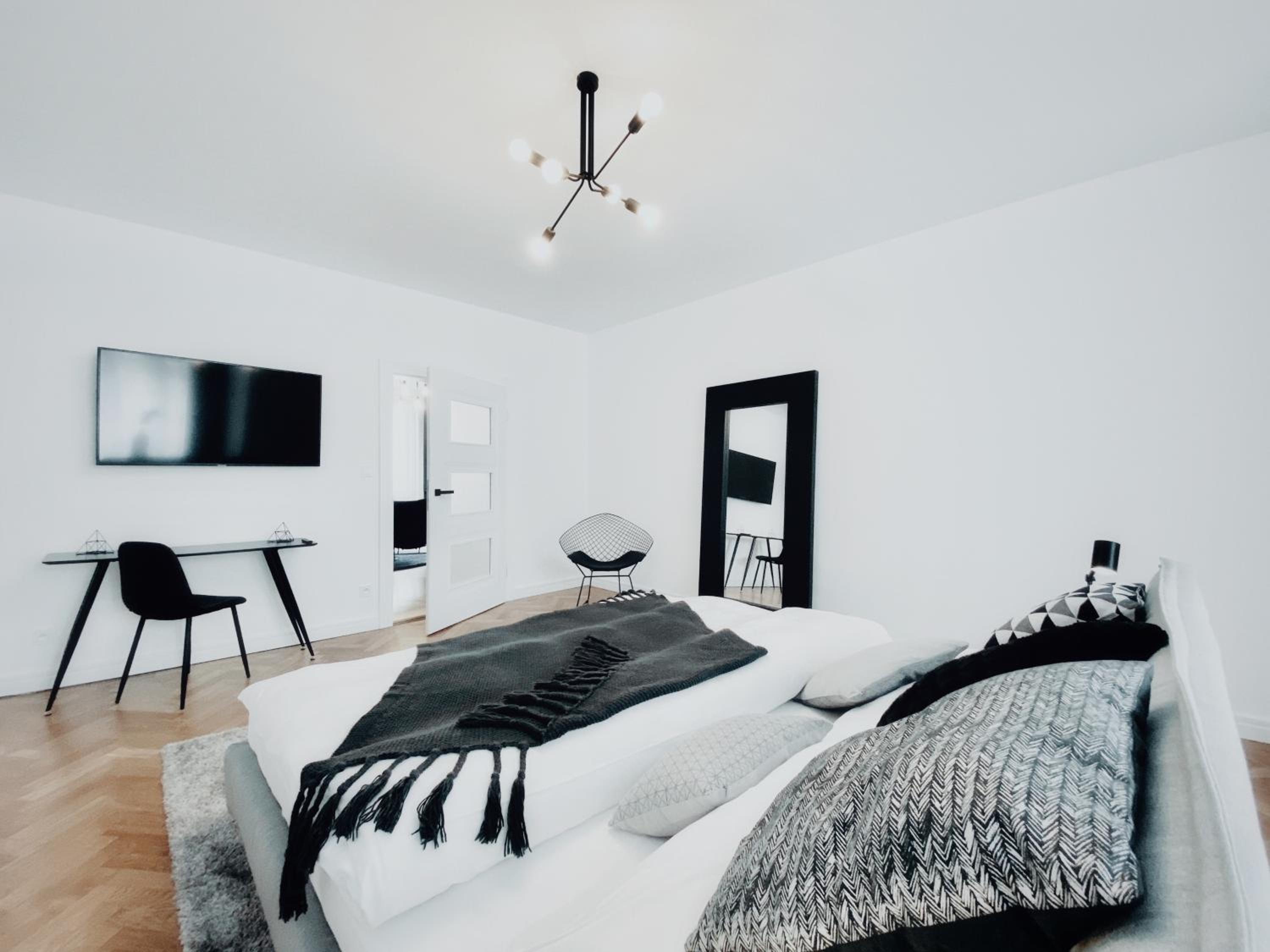 Deluxe King Suite - Photo 10
