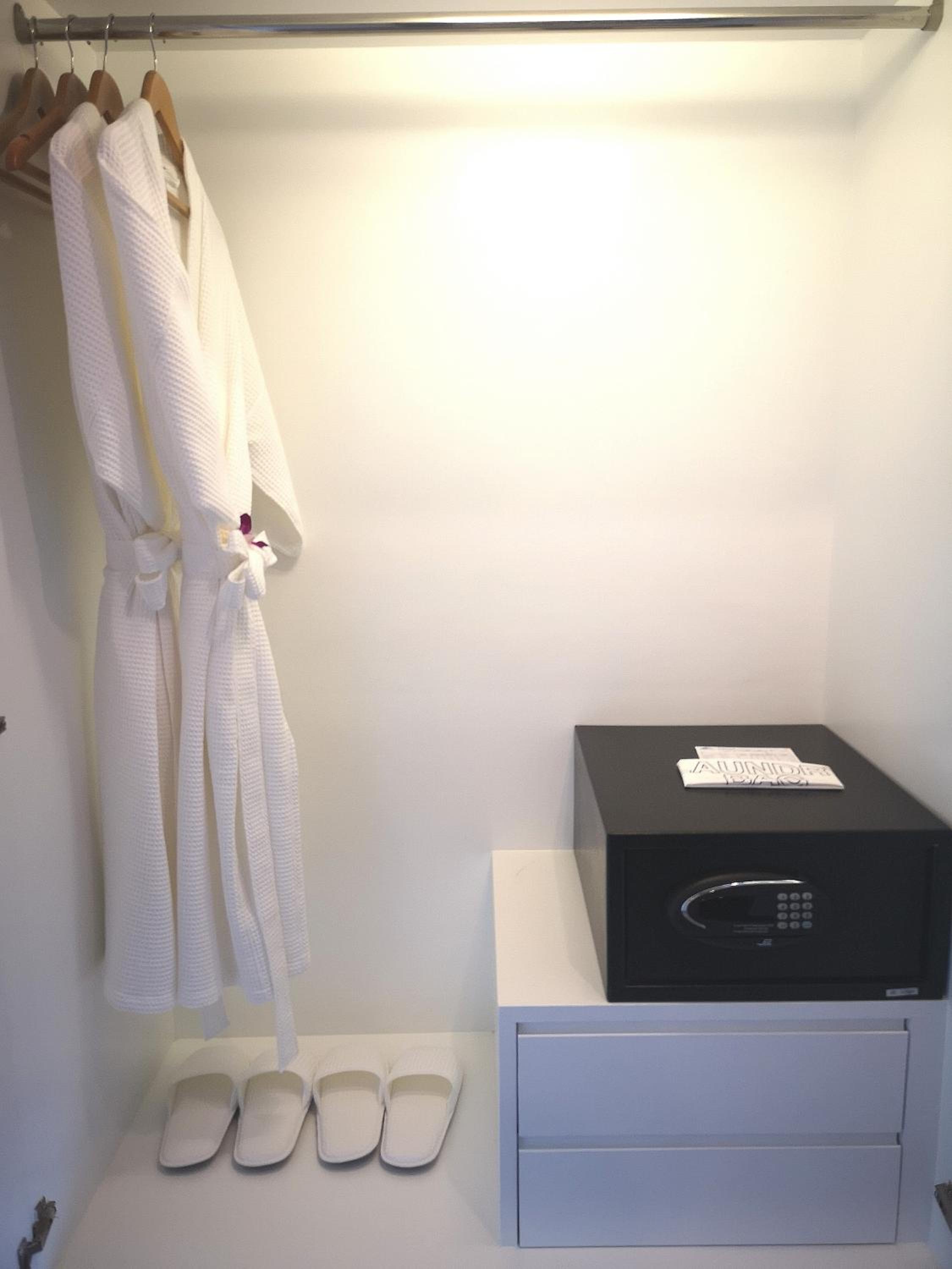 Deluxe Double or Twin Room with Pool Access - Photo 12