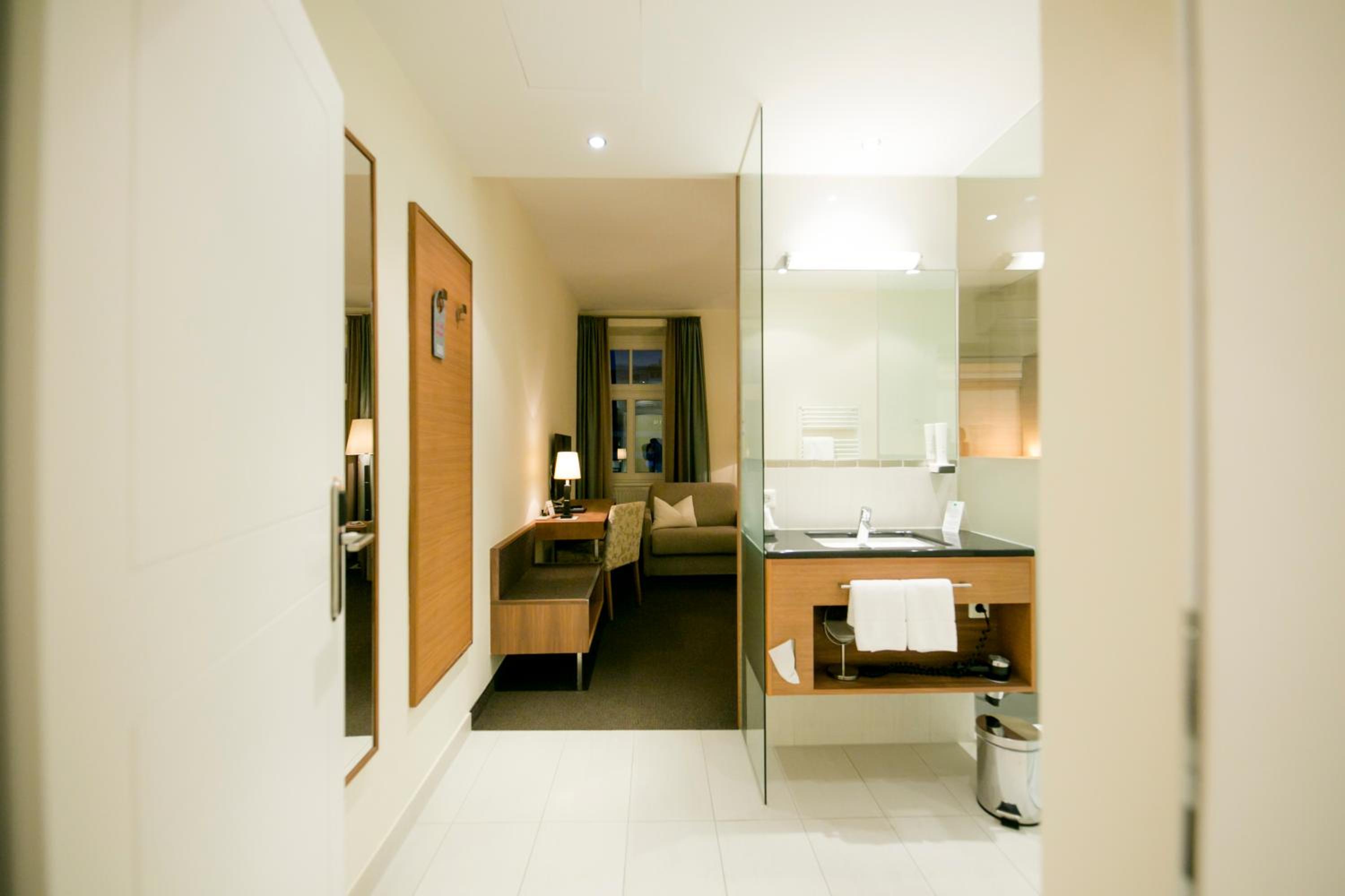 Business (Glass Bathroom) Room  photo 3