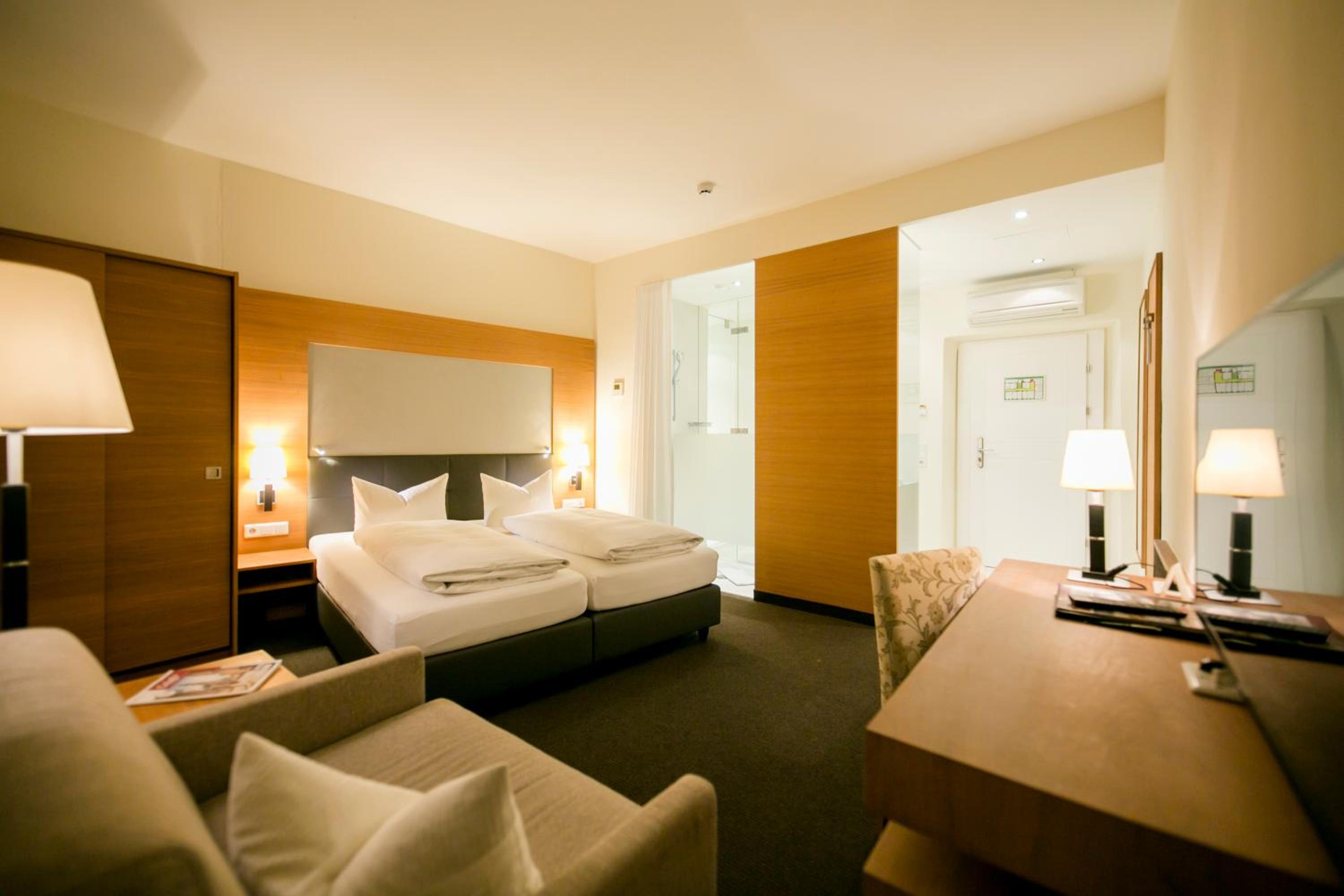 Business (Glass Bathroom) Room  photo 2