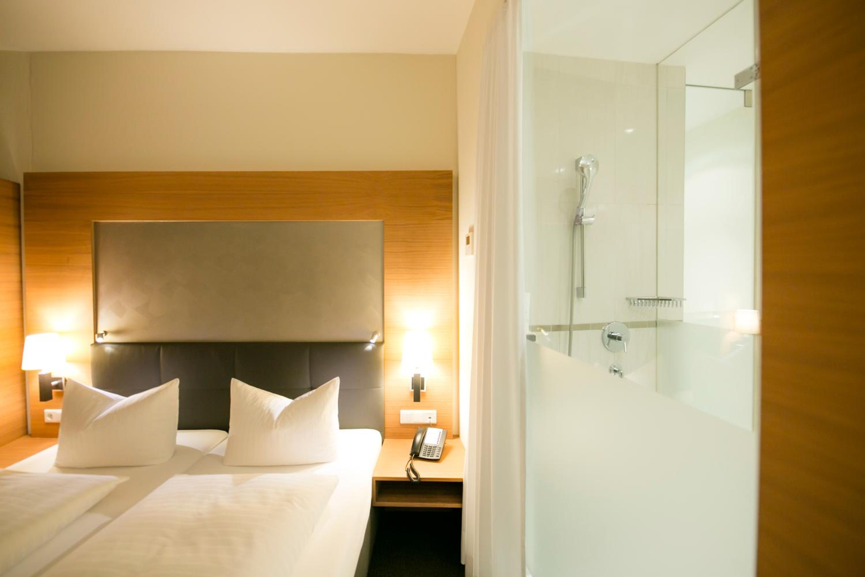Business (Glass Bathroom) Room  photo 1