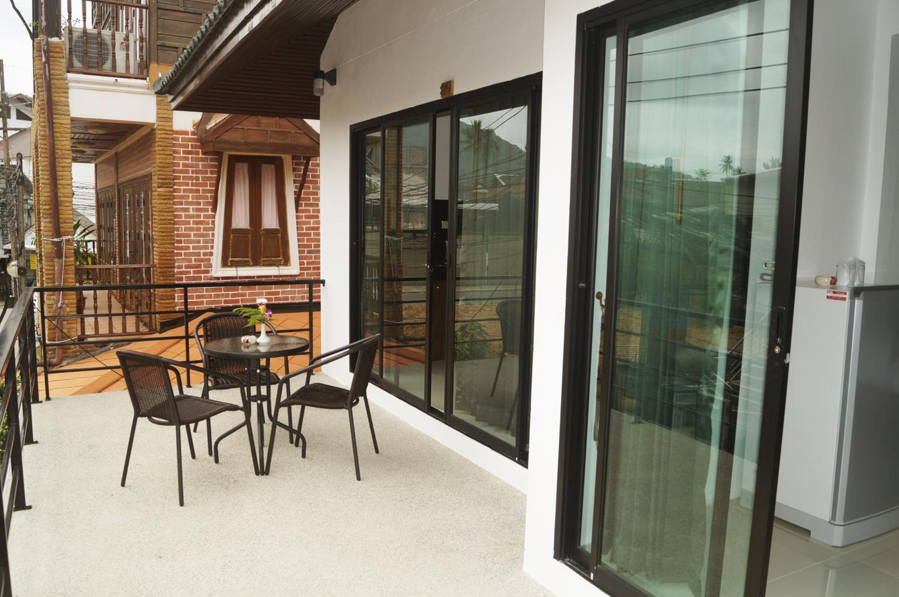 Apartment with Balcony photo 3