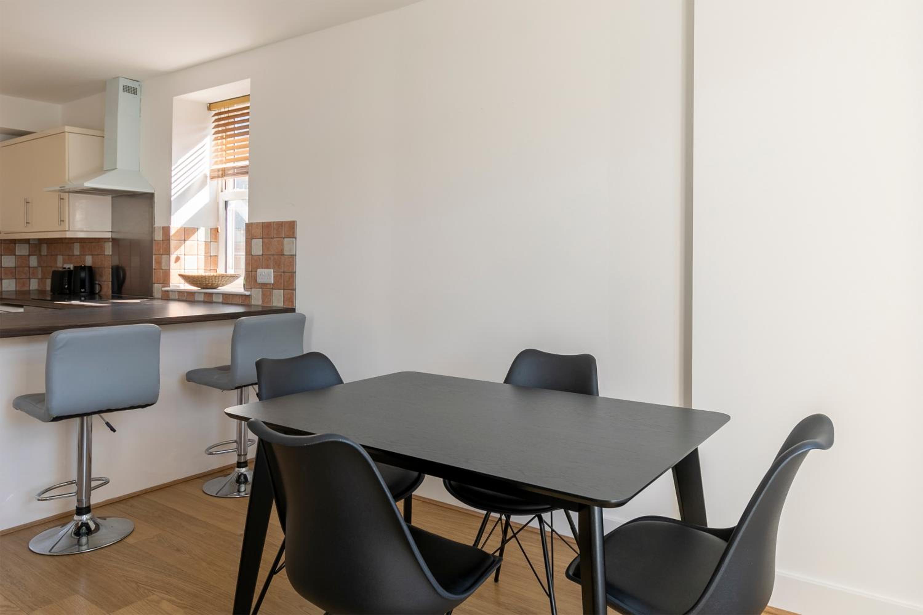 One-Bedroom Apartment photo 2