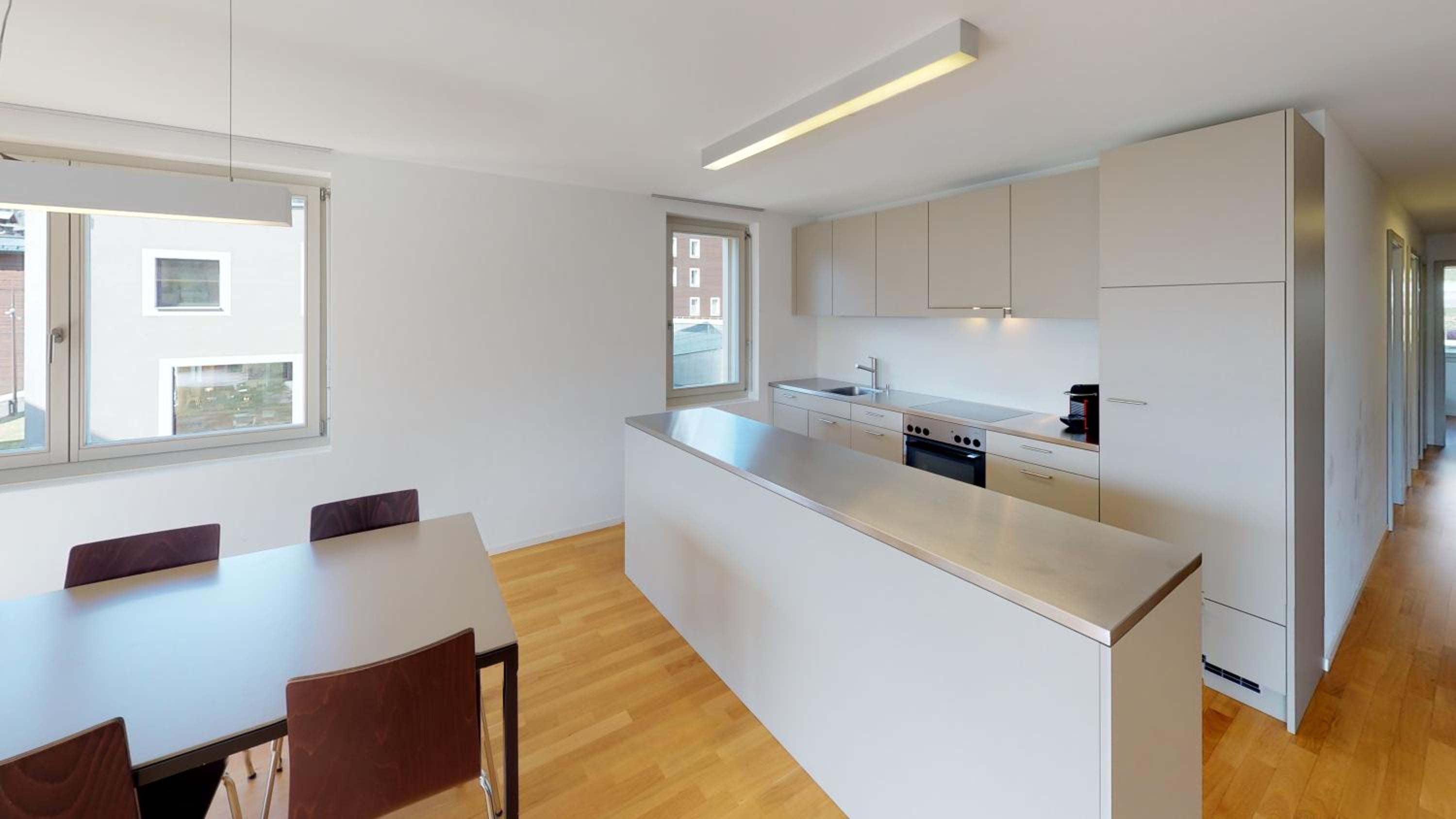 Modern Three-bedroom Apartment photo 3