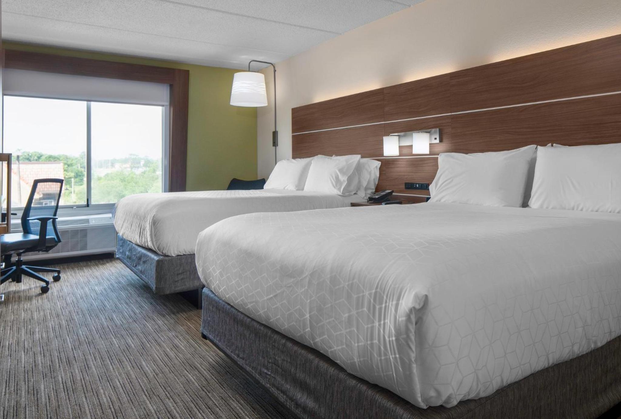 Standard Room with Two Queen Beds - Photo 3