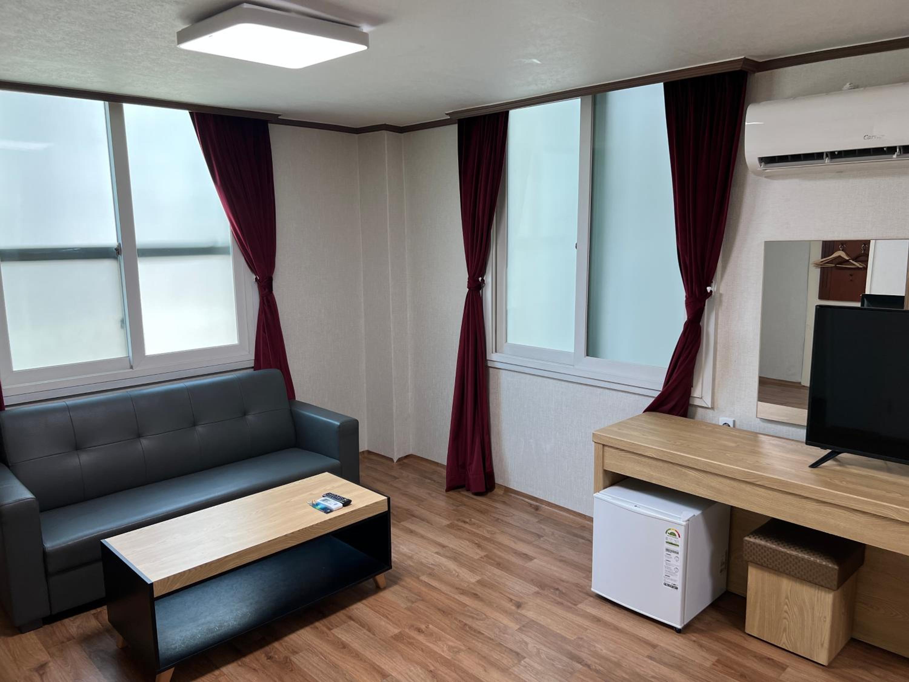 Quadruple Room with Private Bathroom - Photo 7