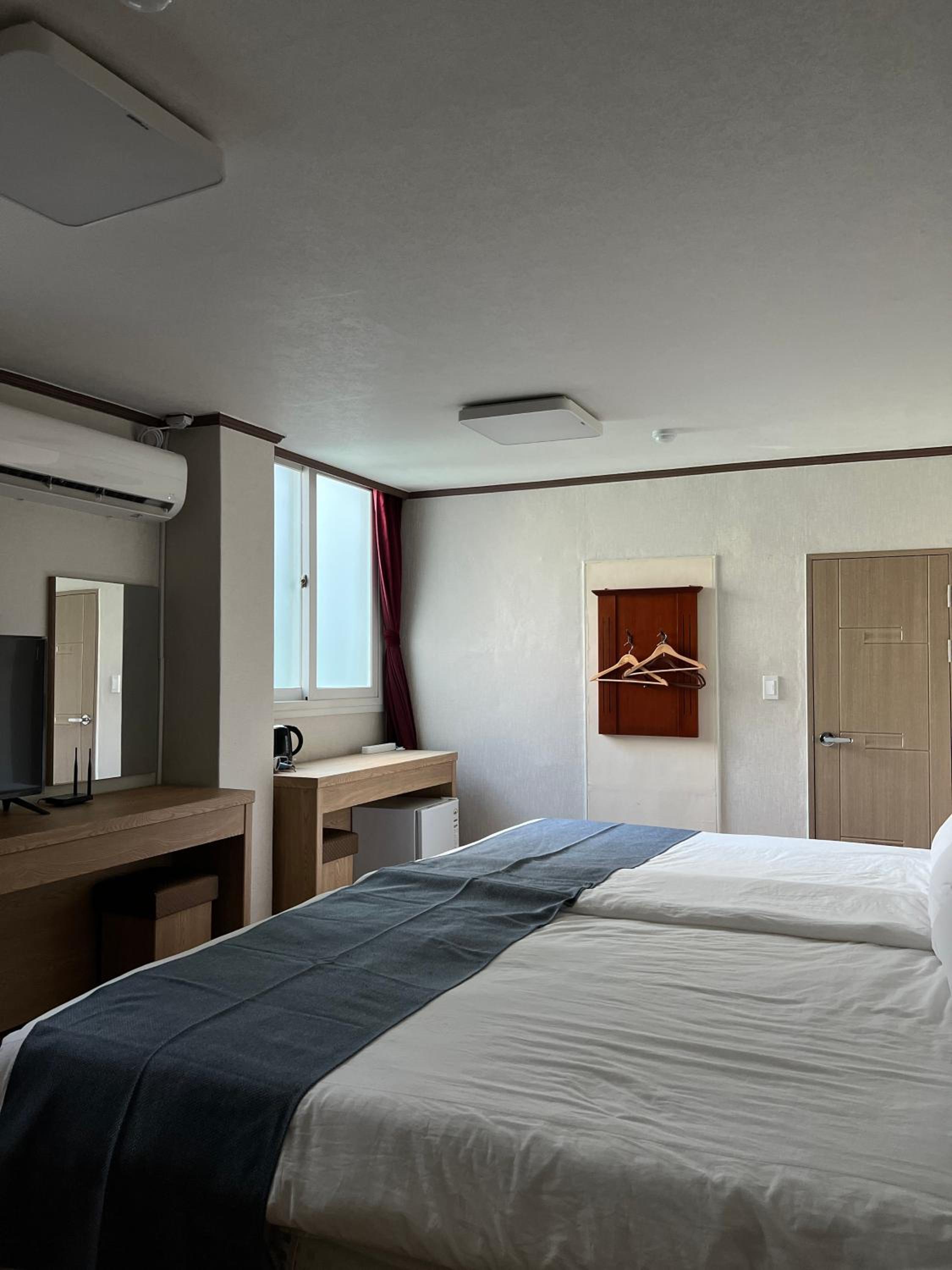 Quadruple Room with Private Bathroom - Photo 11