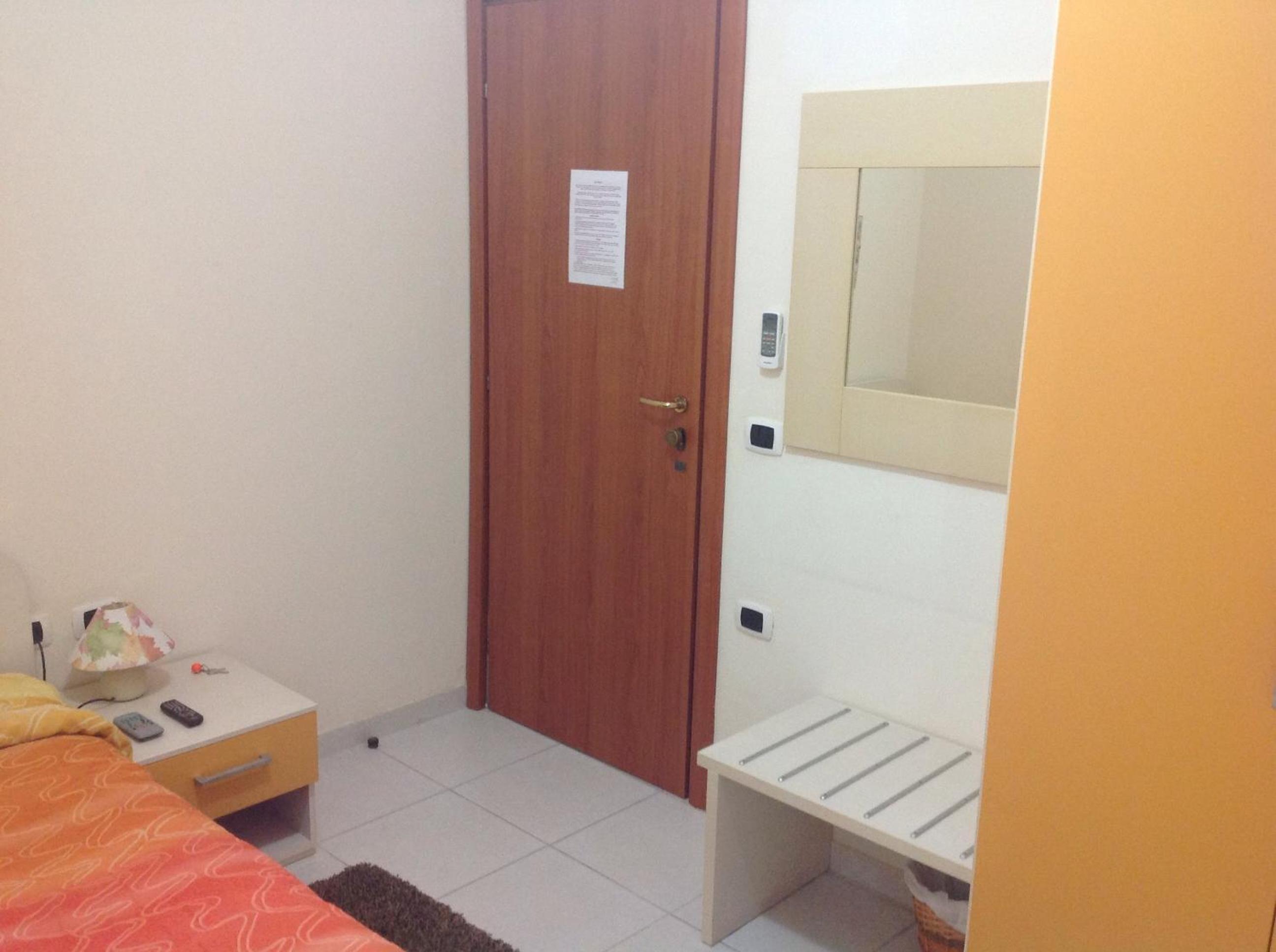 Single Room with Bathroom photo 1