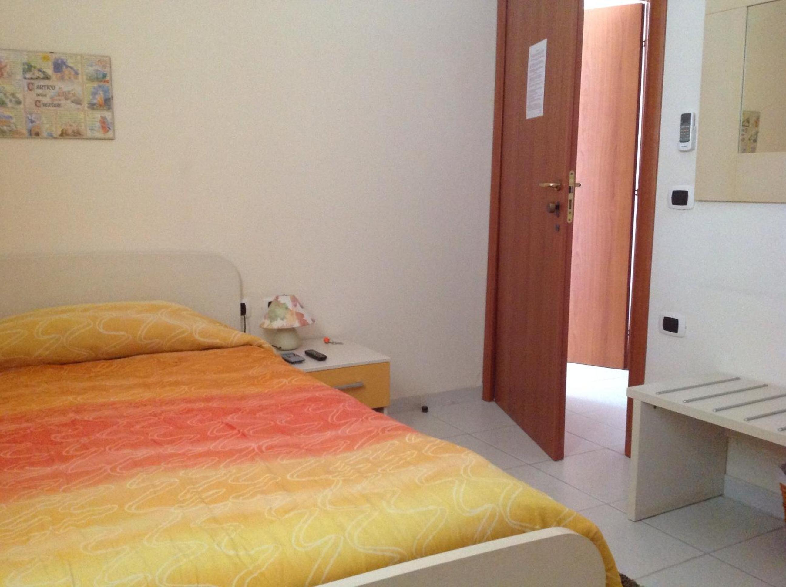 Single Room with Bathroom photo 2