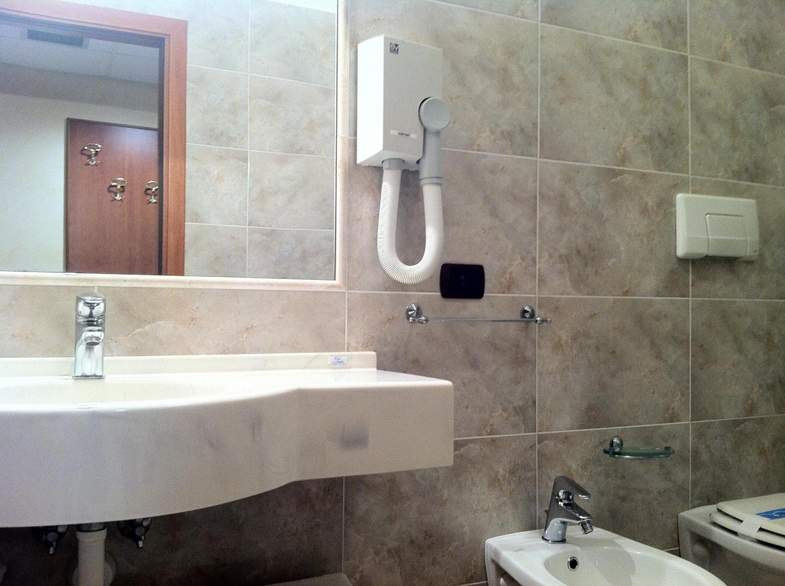 Double or Twin Room - Photo 7