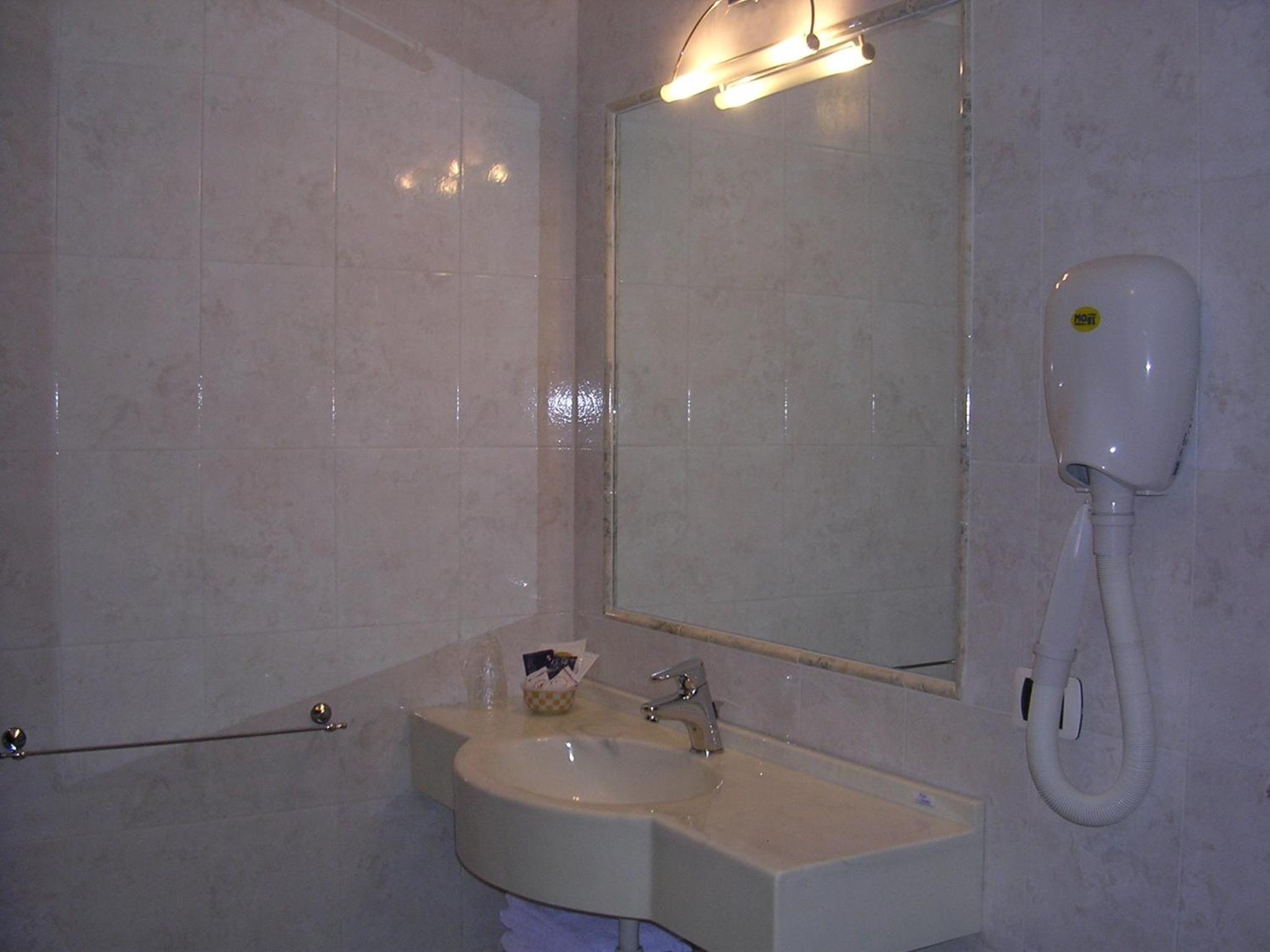Double or Twin Room - Photo 8
