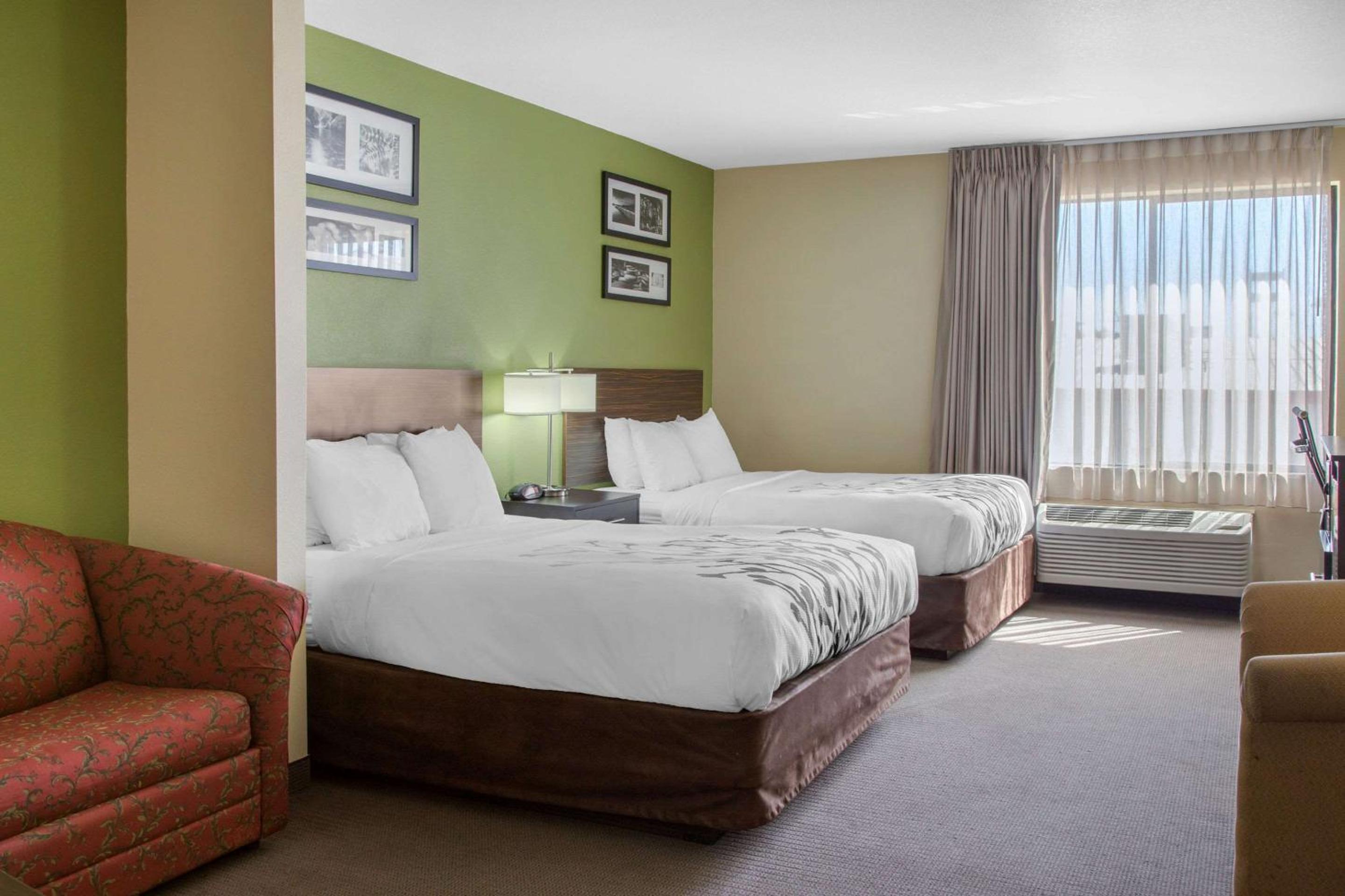 Queen Suite with Two Queen Beds - Non-Smoking - Photo 5