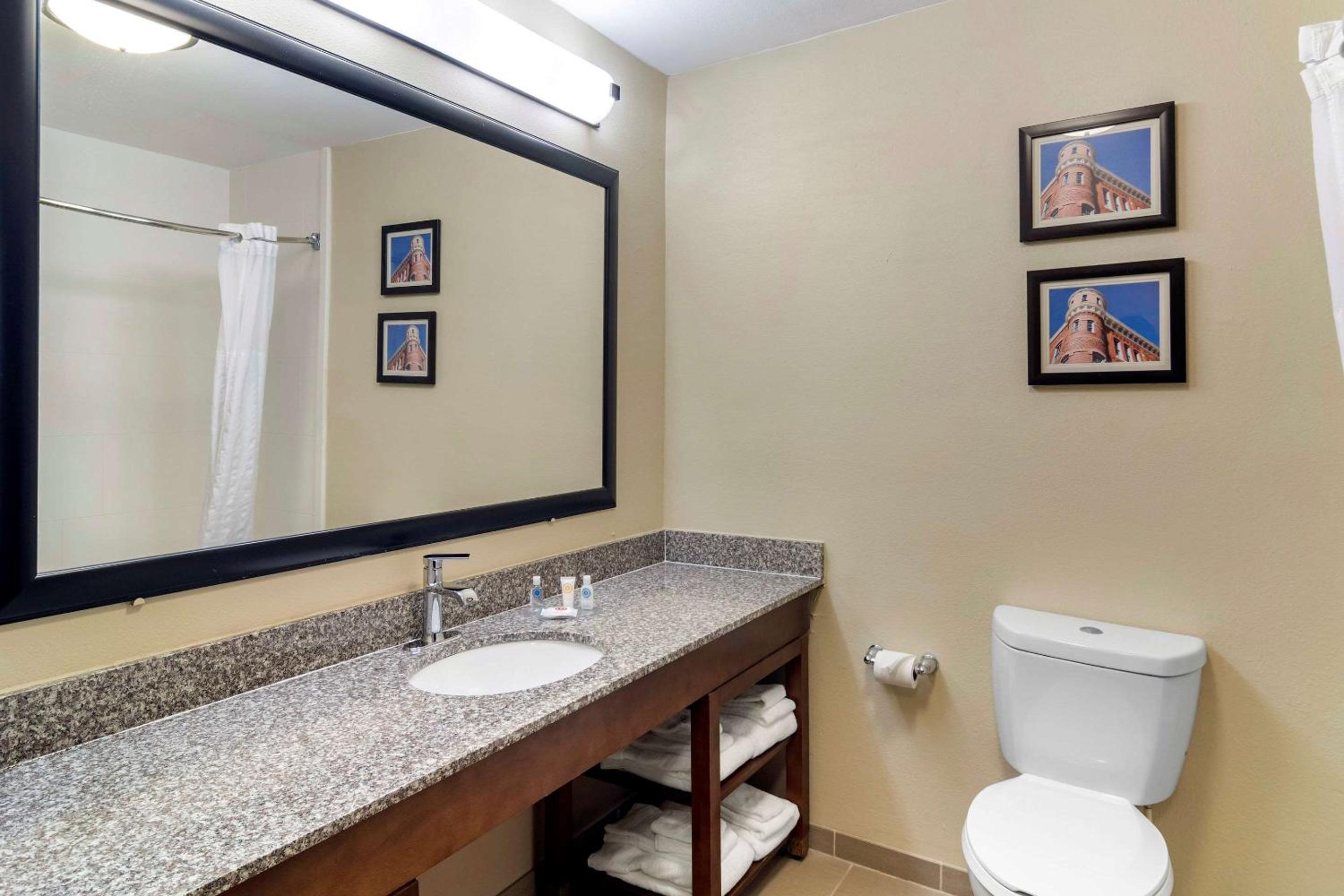 King Room - Non-Smoking - Photo 3