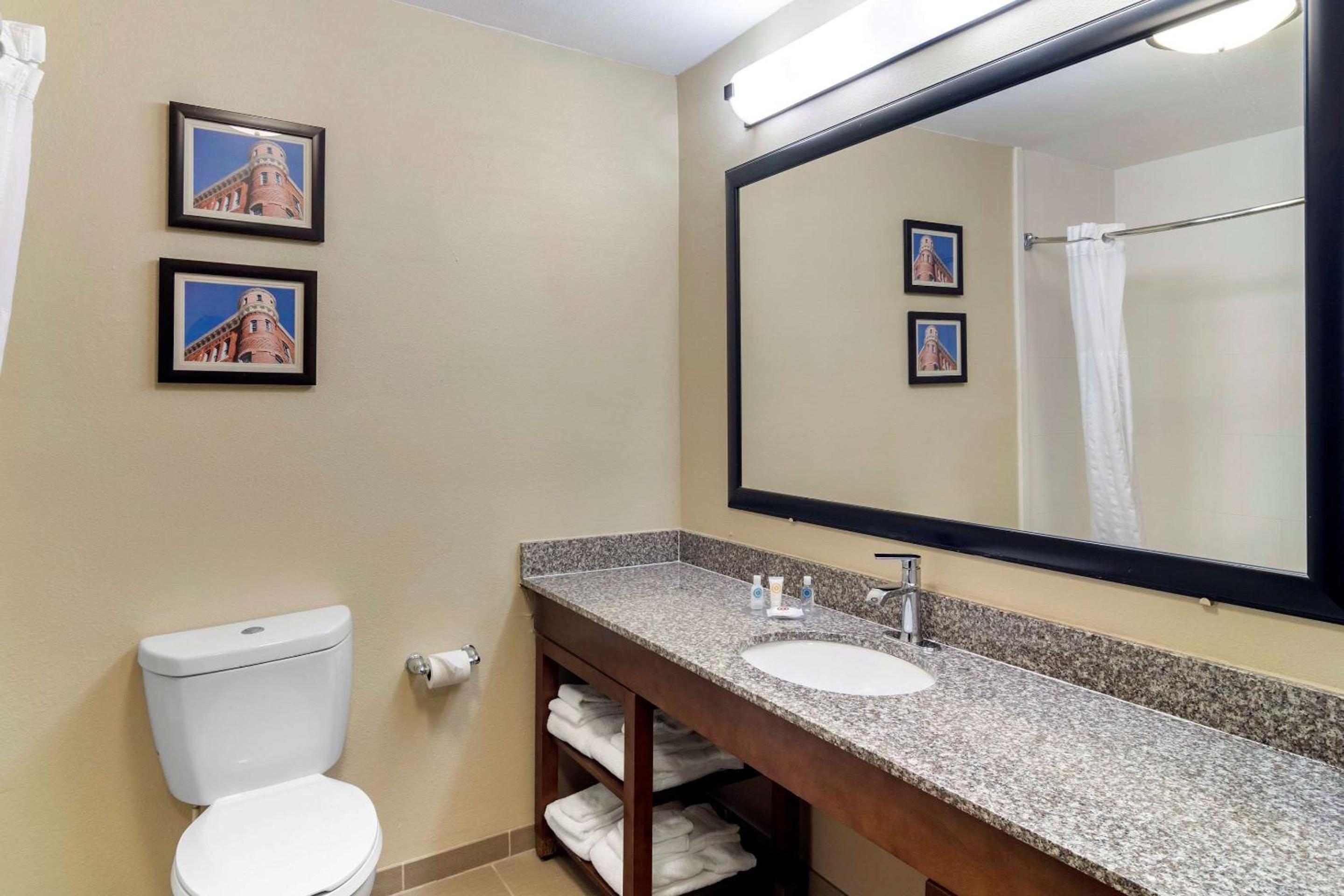 King Room - Non-Smoking - Photo 2