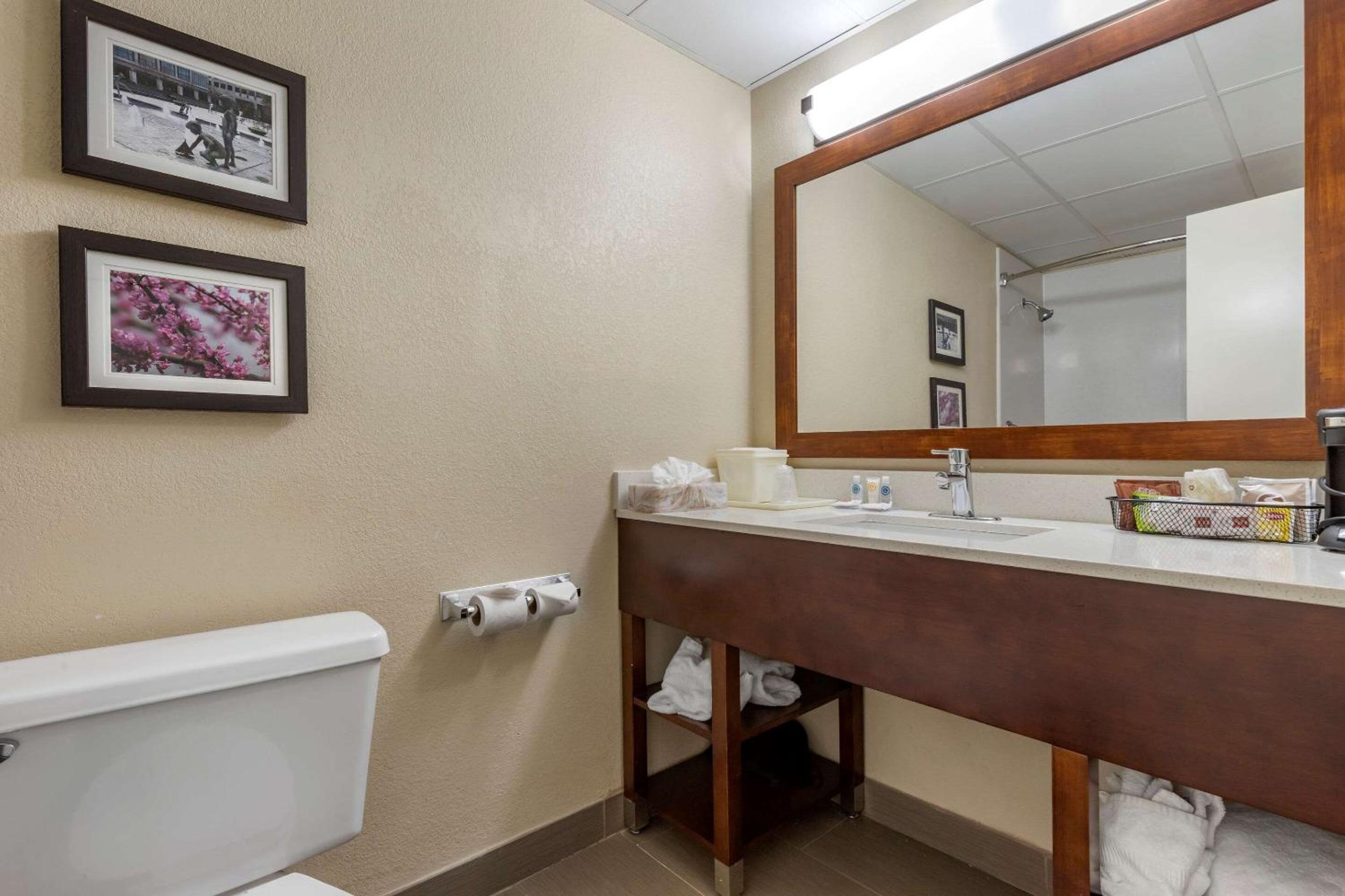 Queen Room with Two Queen Beds - Non-Smoking - Photo 6
