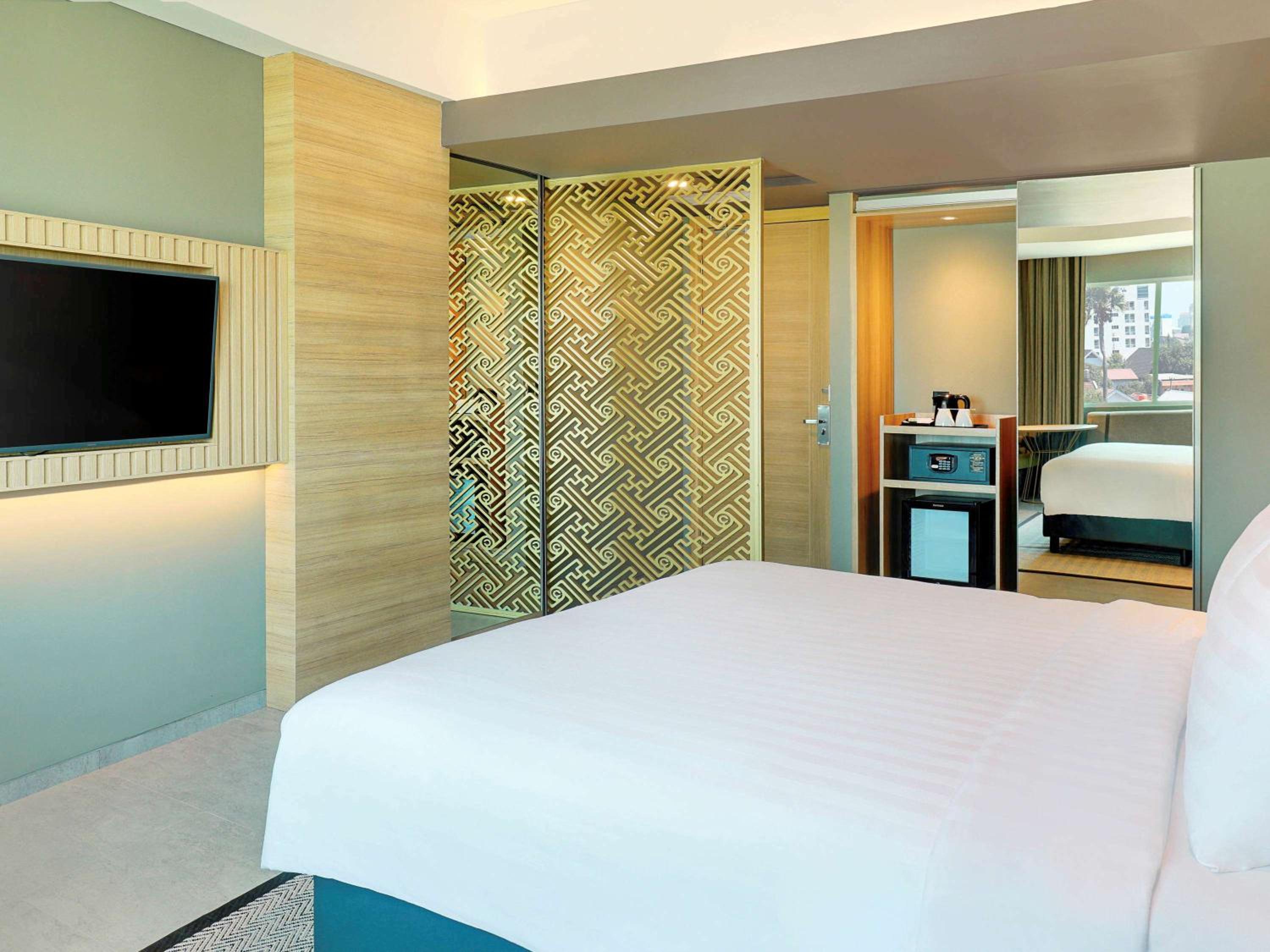 Deluxe King Room with Sofa - Photo 7
