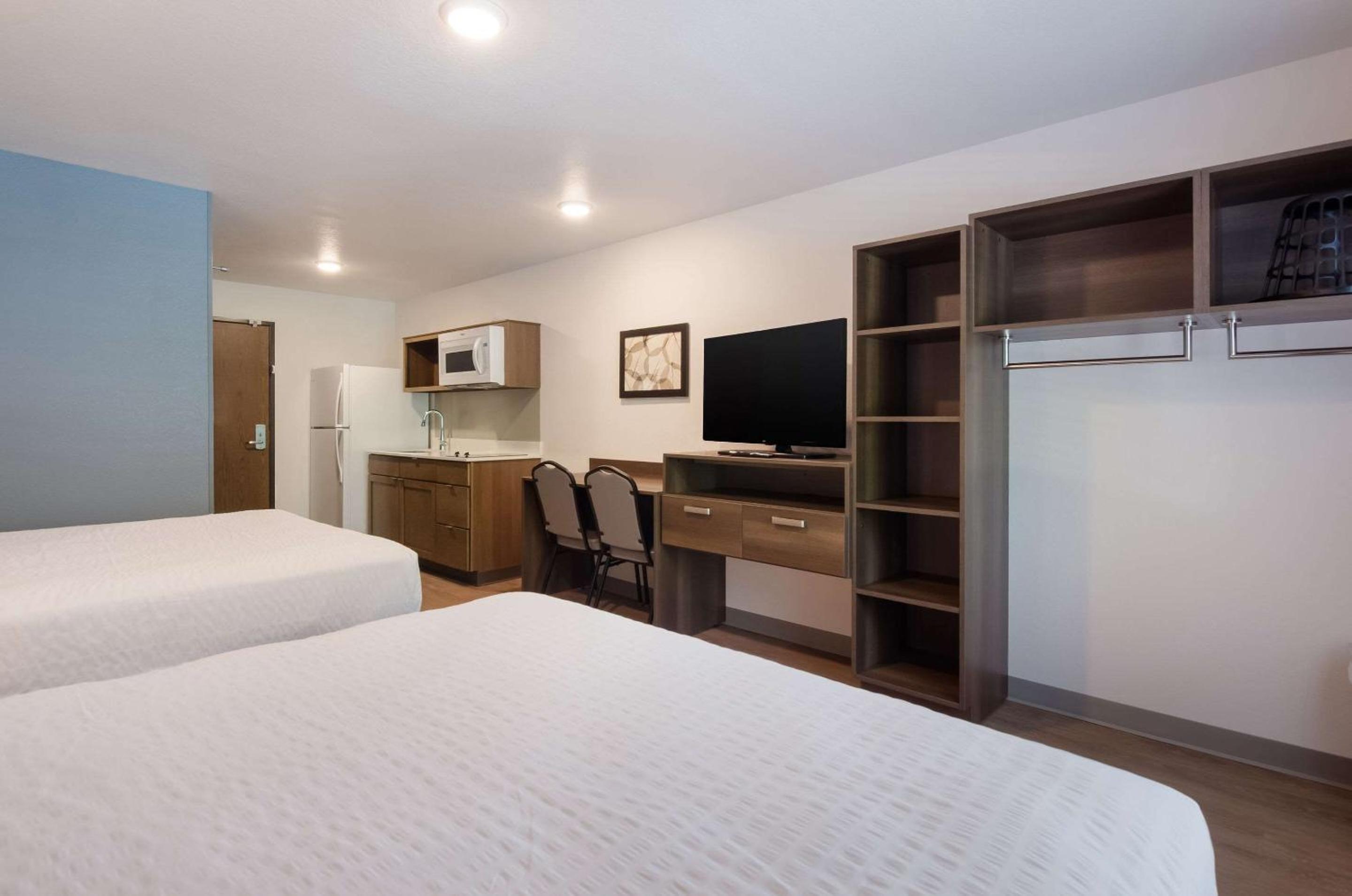 Standard Queen Room with Two Queen Beds - Non Smoking  - Photo 2