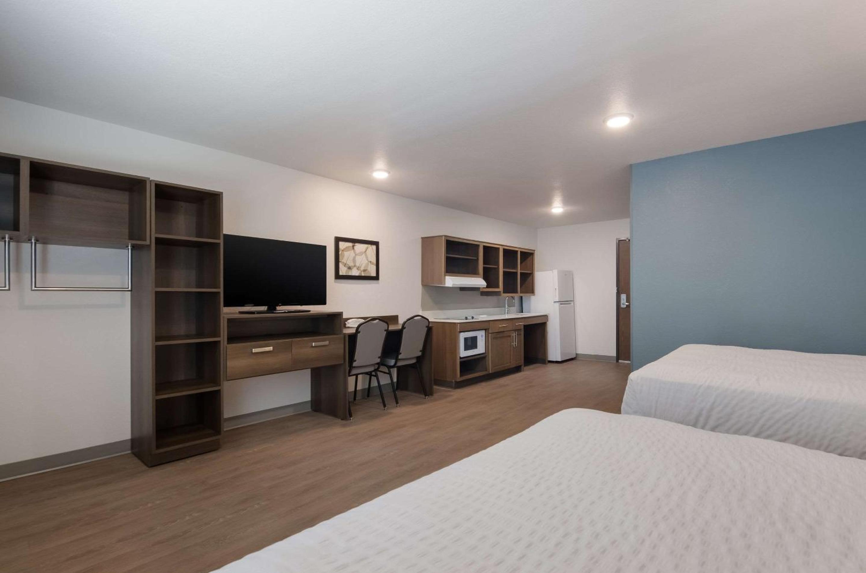 Standard Queen Room with Two Queen Beds - Non Smoking  - Photo 5