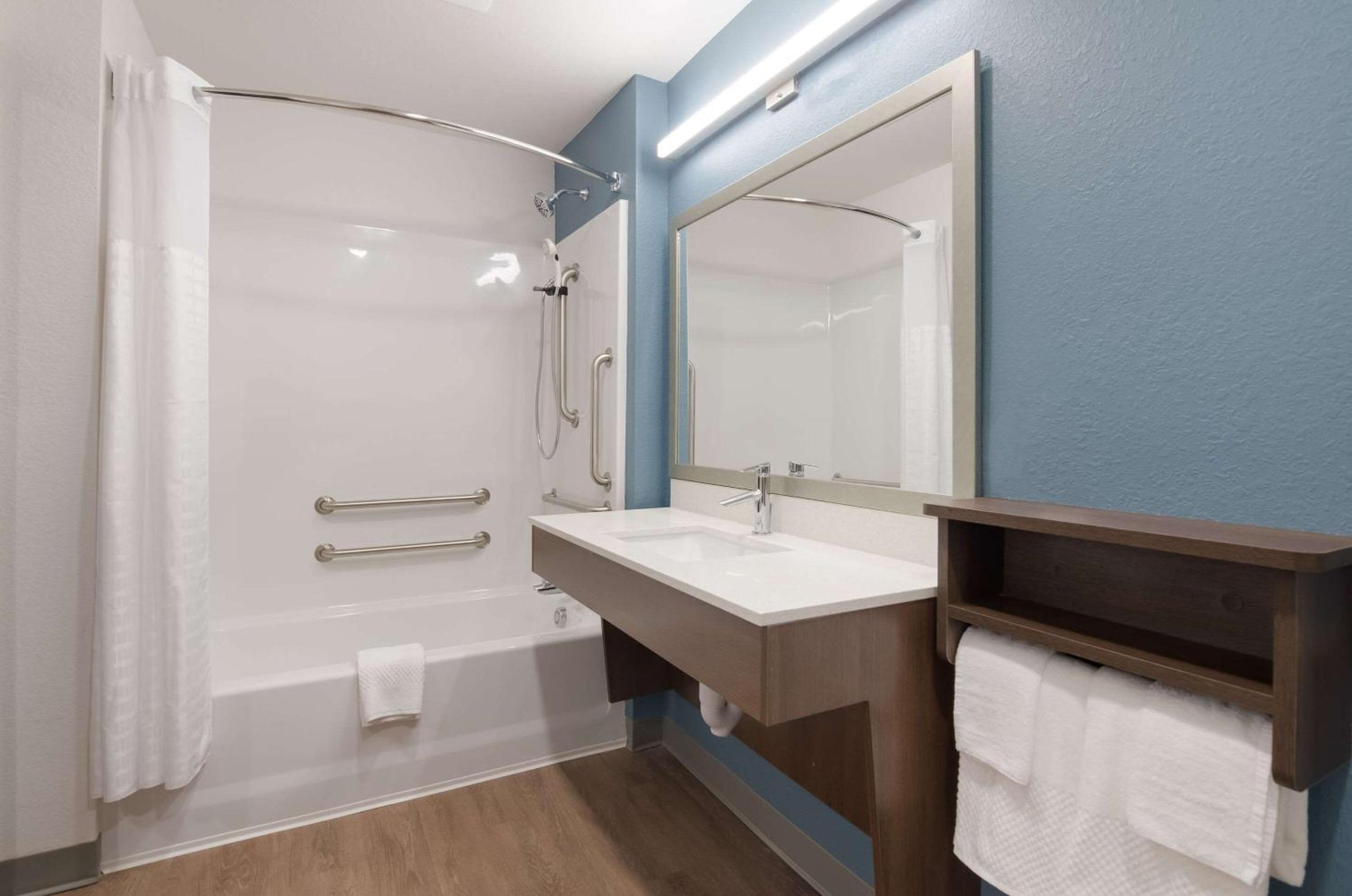 Queen Room with Accessible Tub - Accessible/Non Smoking - Photo 5