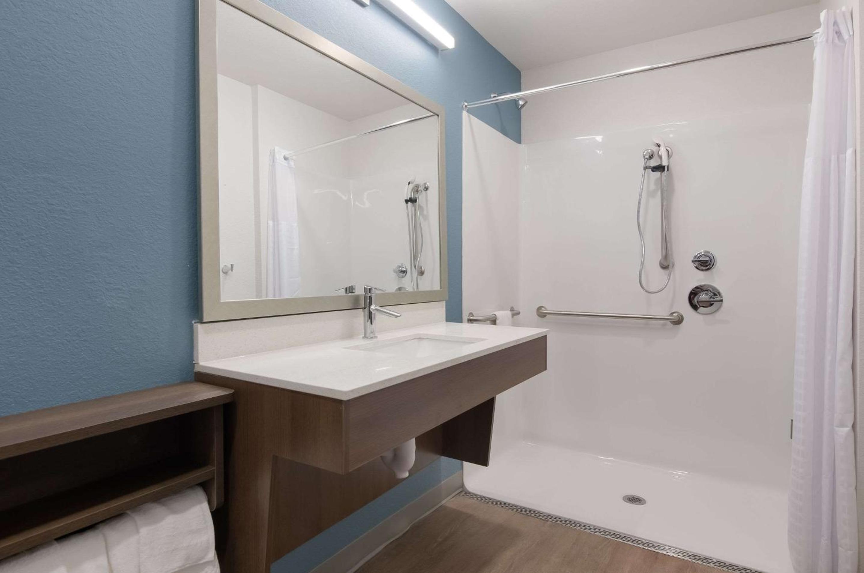 Queen Room with Roll-In Shower - Accessible/Non Smoking - Photo 8