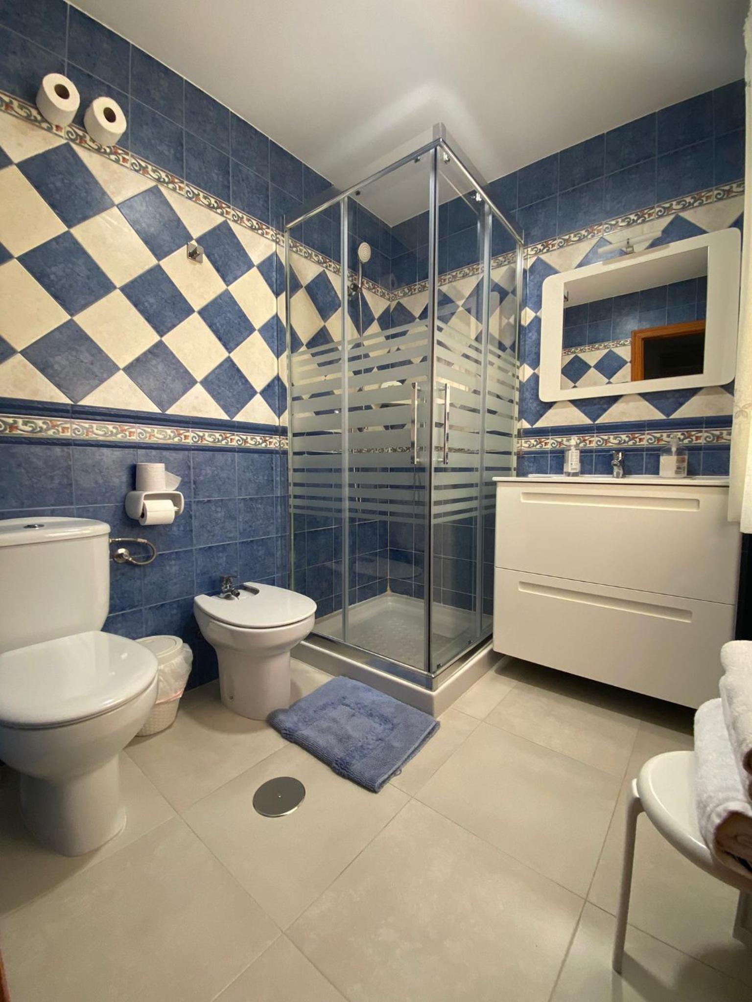 Double or Twin Room with Private Bathroom - Photo 7