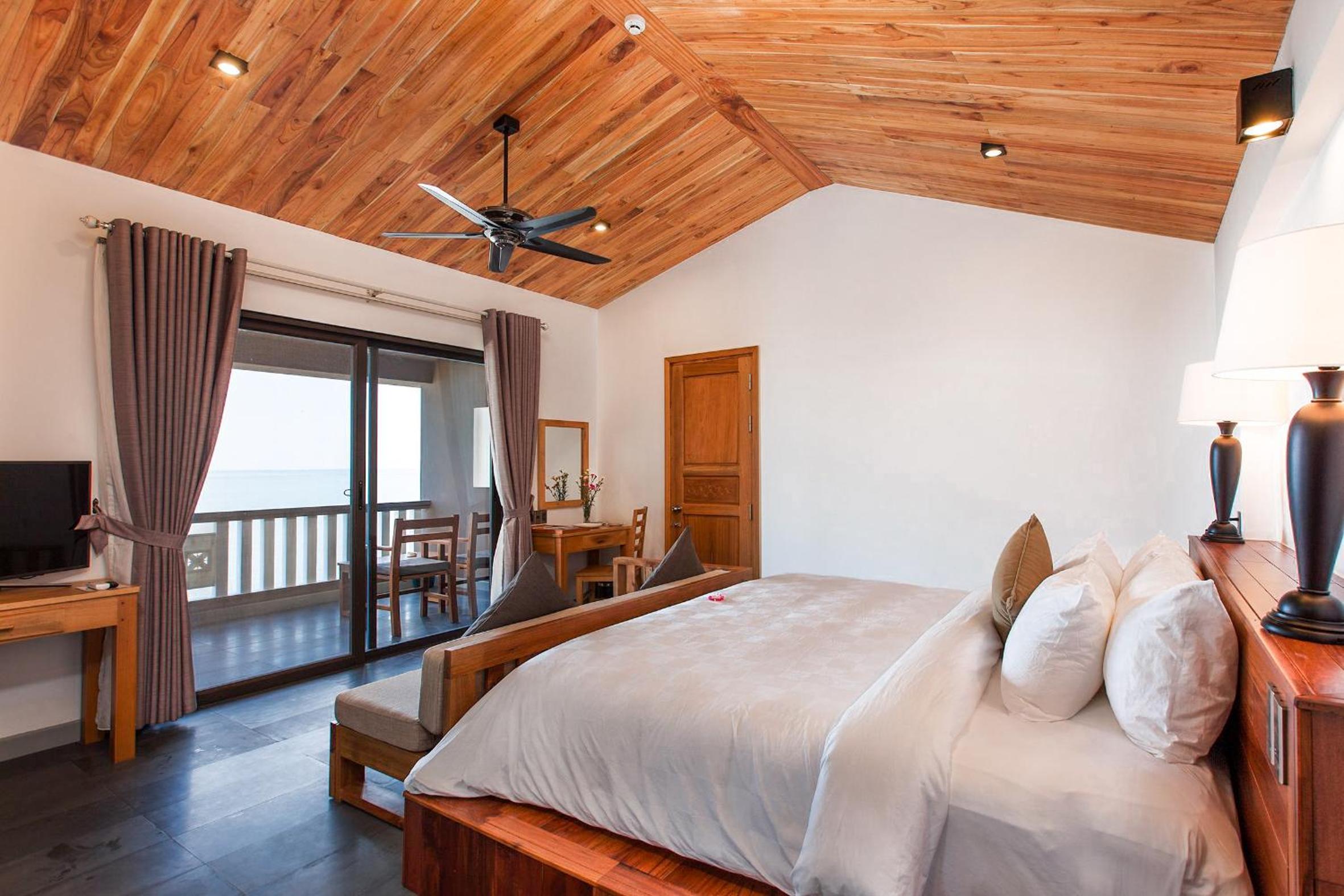 Lagoon View Deluxe with Free Airport Shuttle Bus - Photo 10