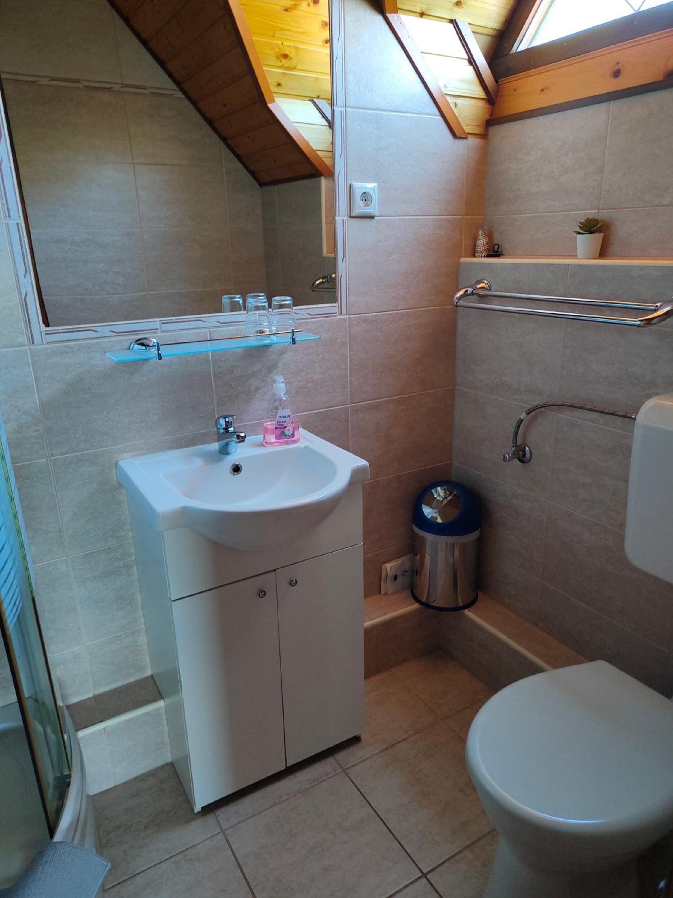 Double Room with Private Bathroom - Photo 11