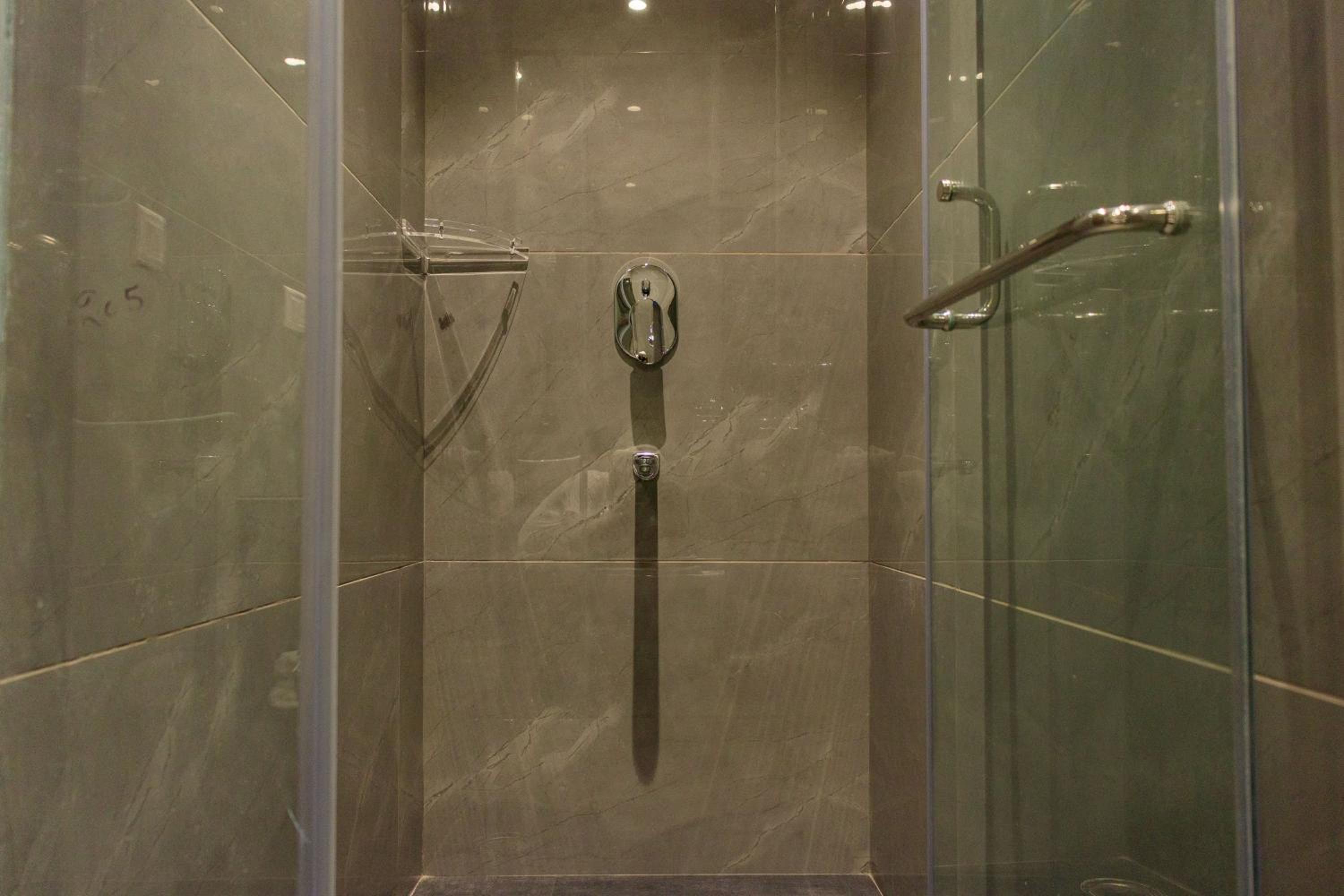 Standard Queen Room - Photo 6