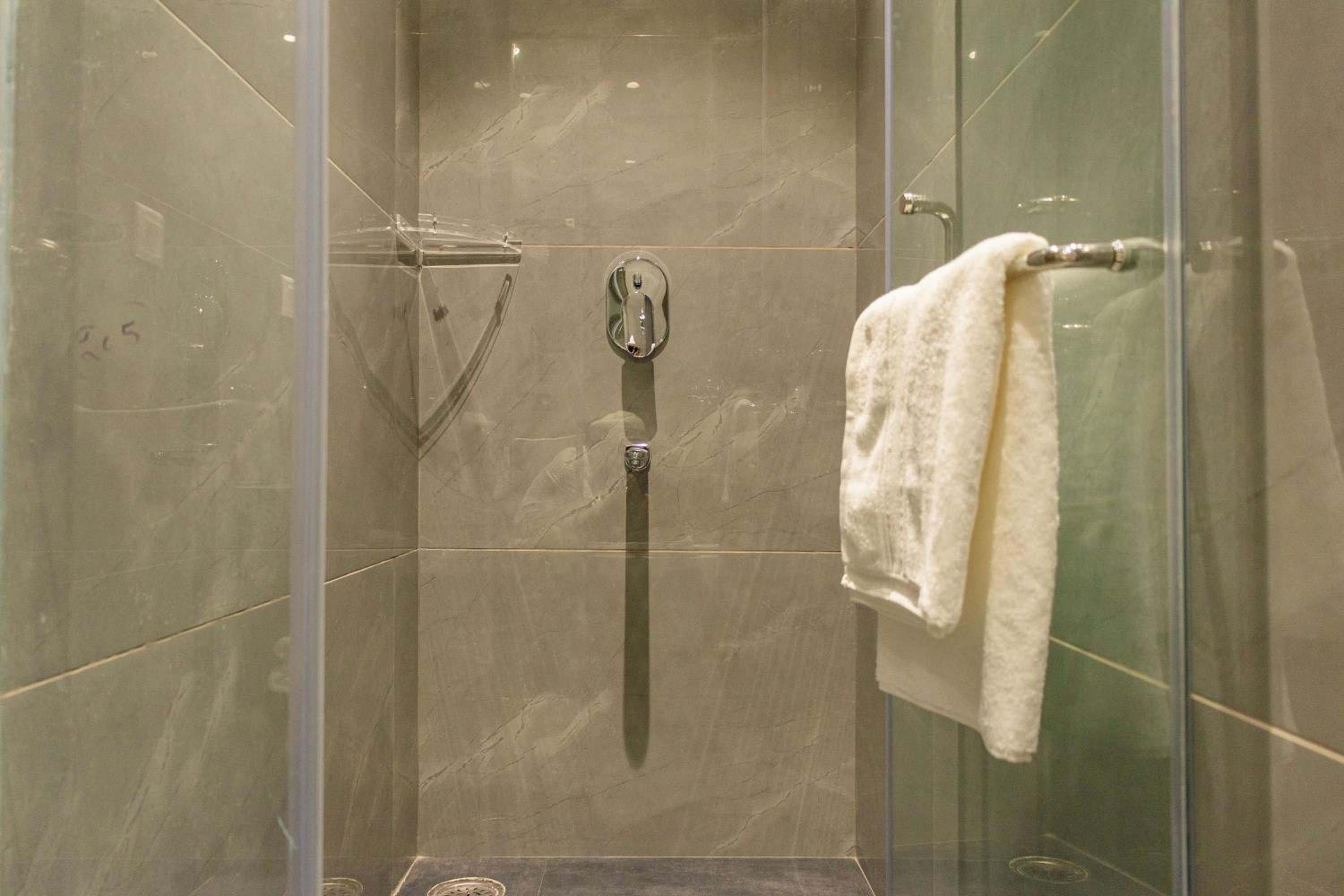Standard Queen Room - Photo 7