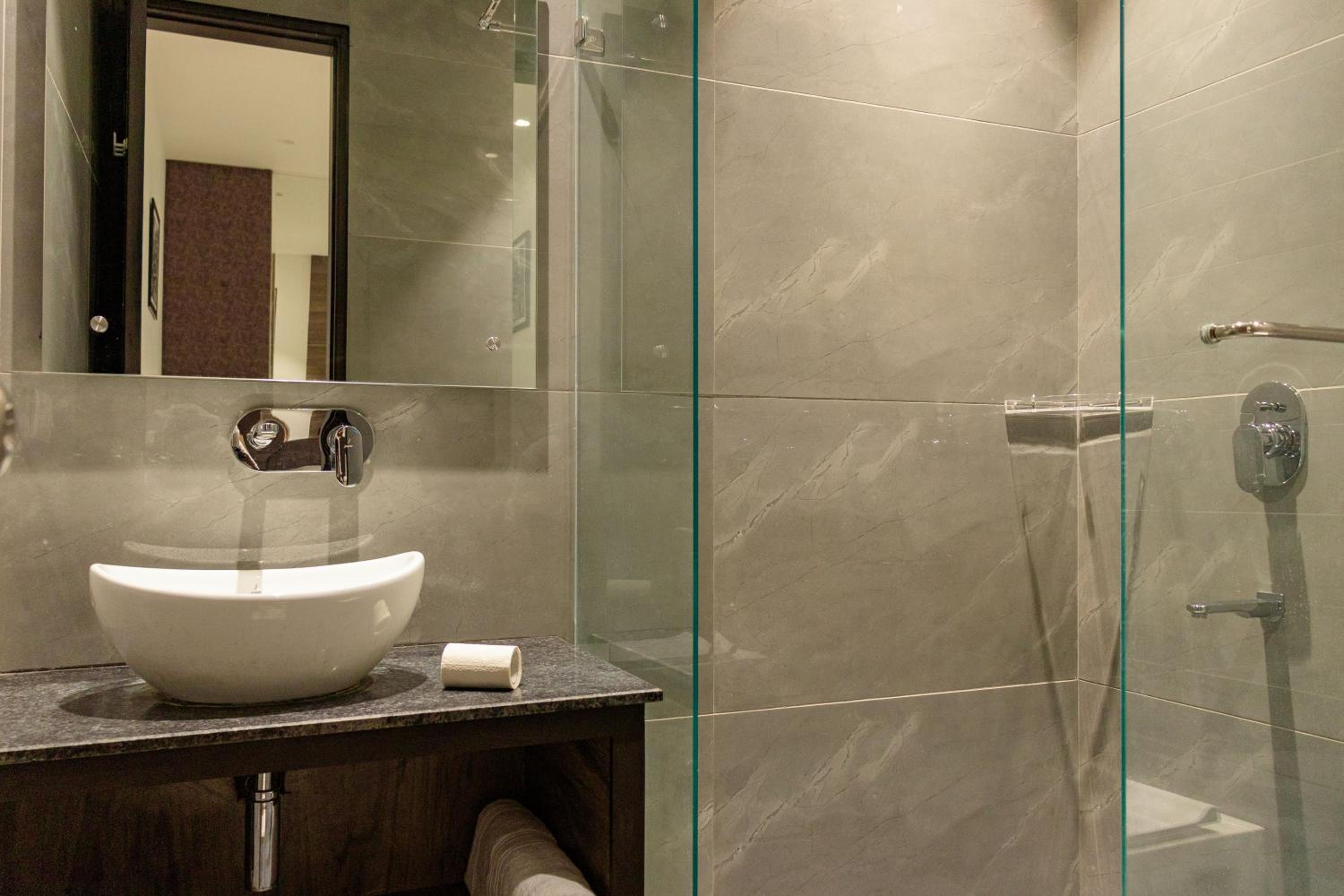 Executive Suite - Photo 12