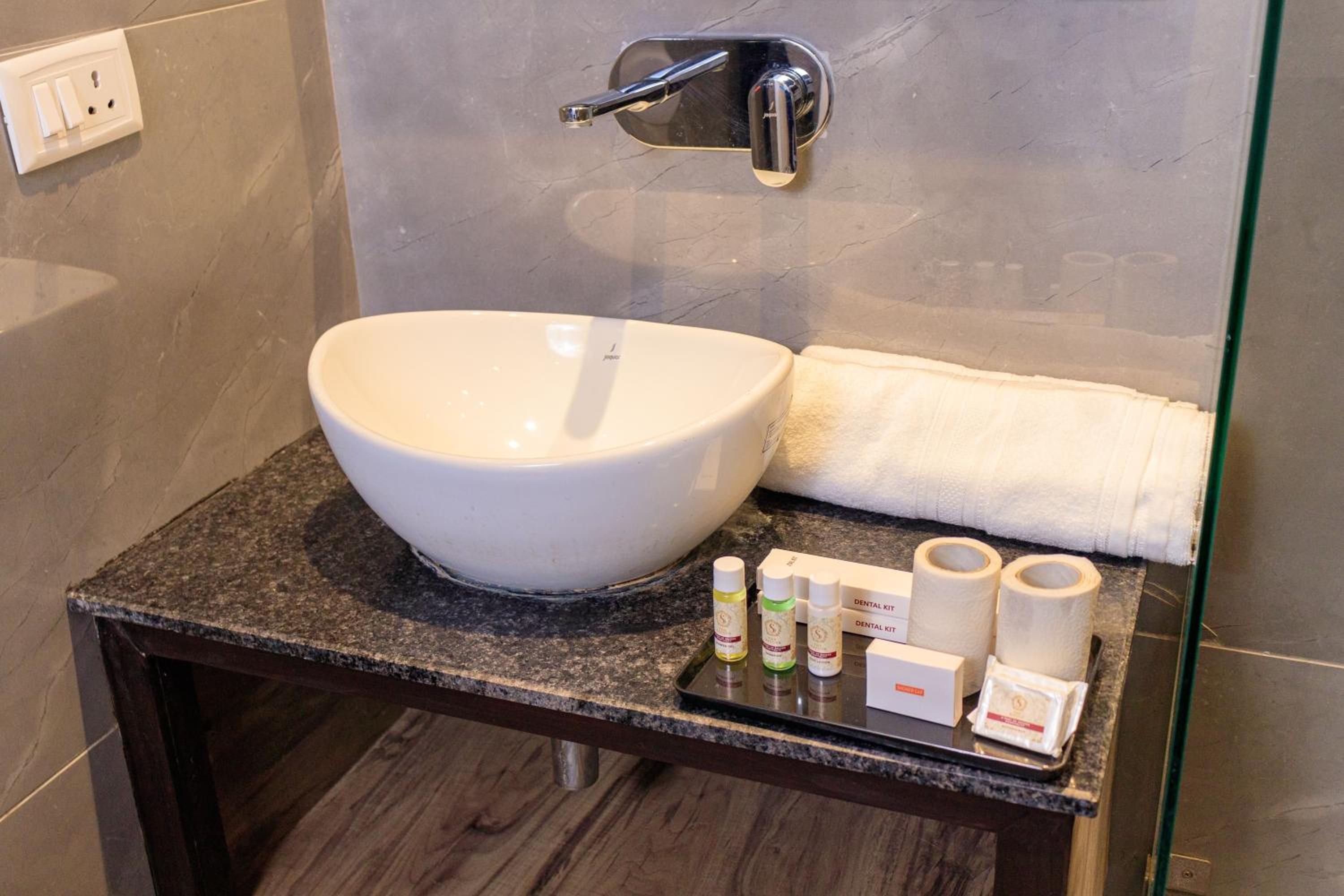 Executive Suite - Photo 2