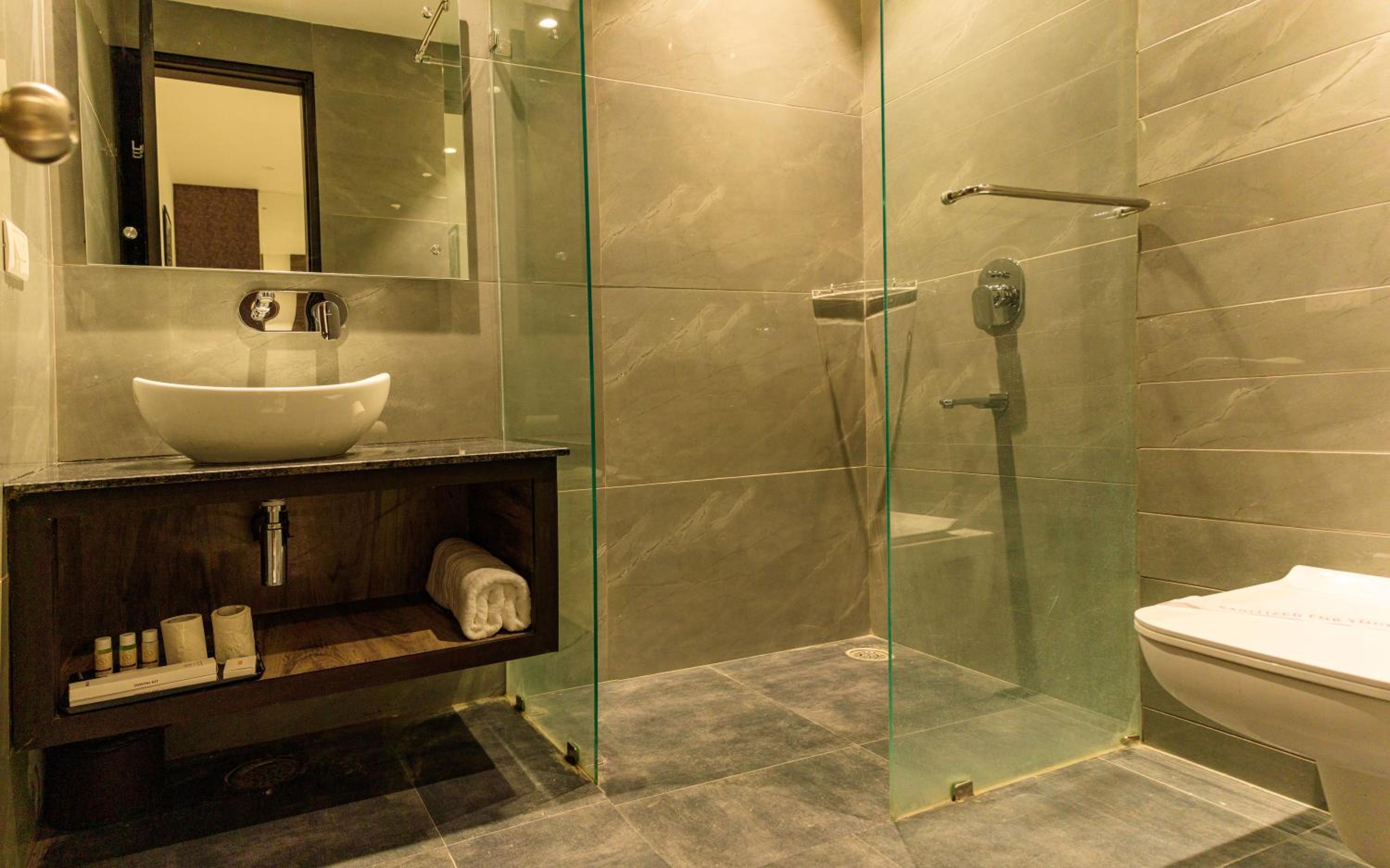 Executive Suite - Photo 13