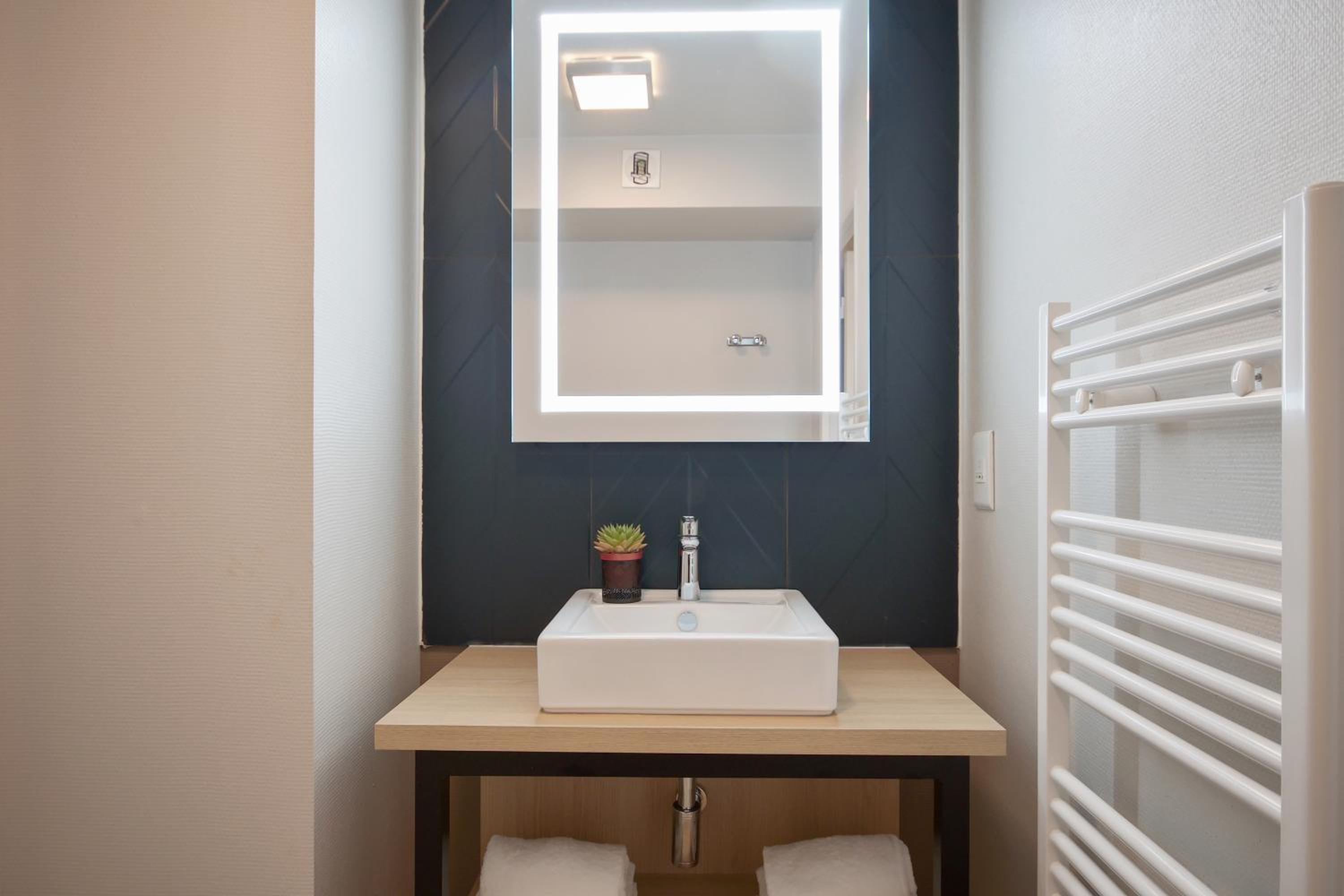 One-Bedroom Apartment - Photo 3