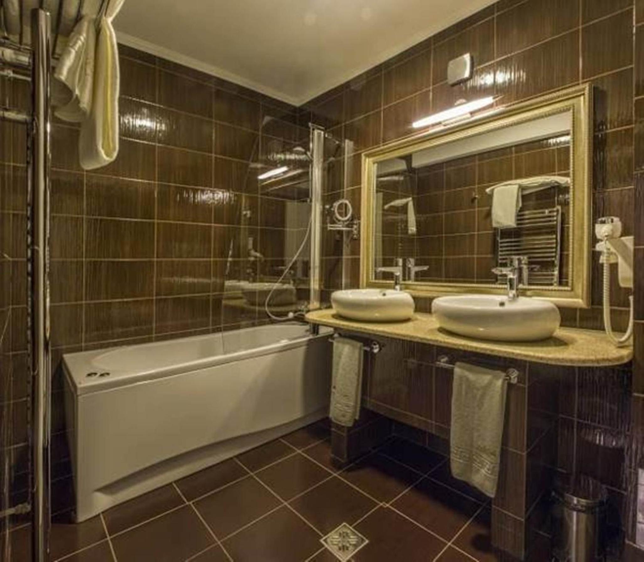 Executive Suite - Photo 2