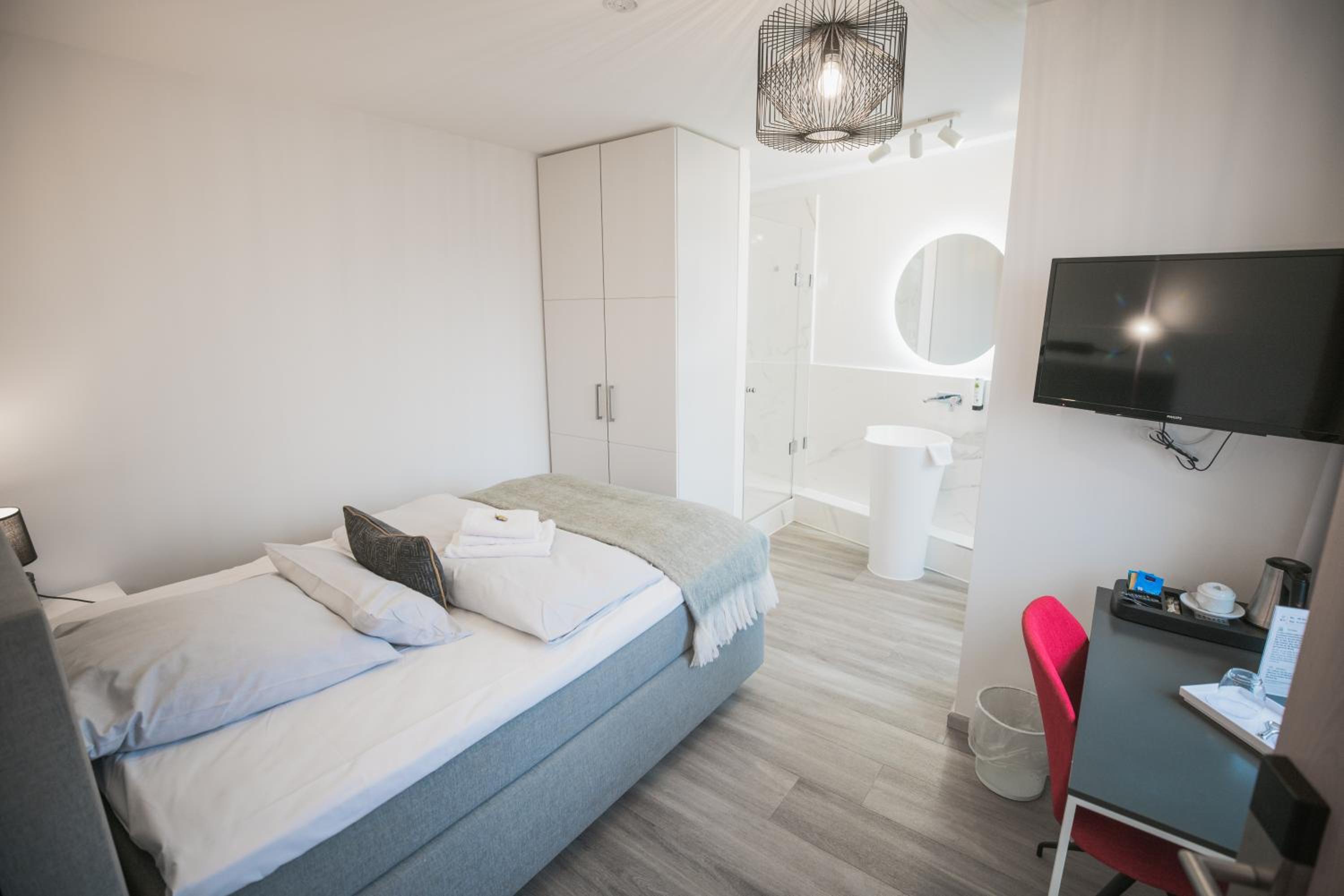Deluxe Double Room - Photo 17