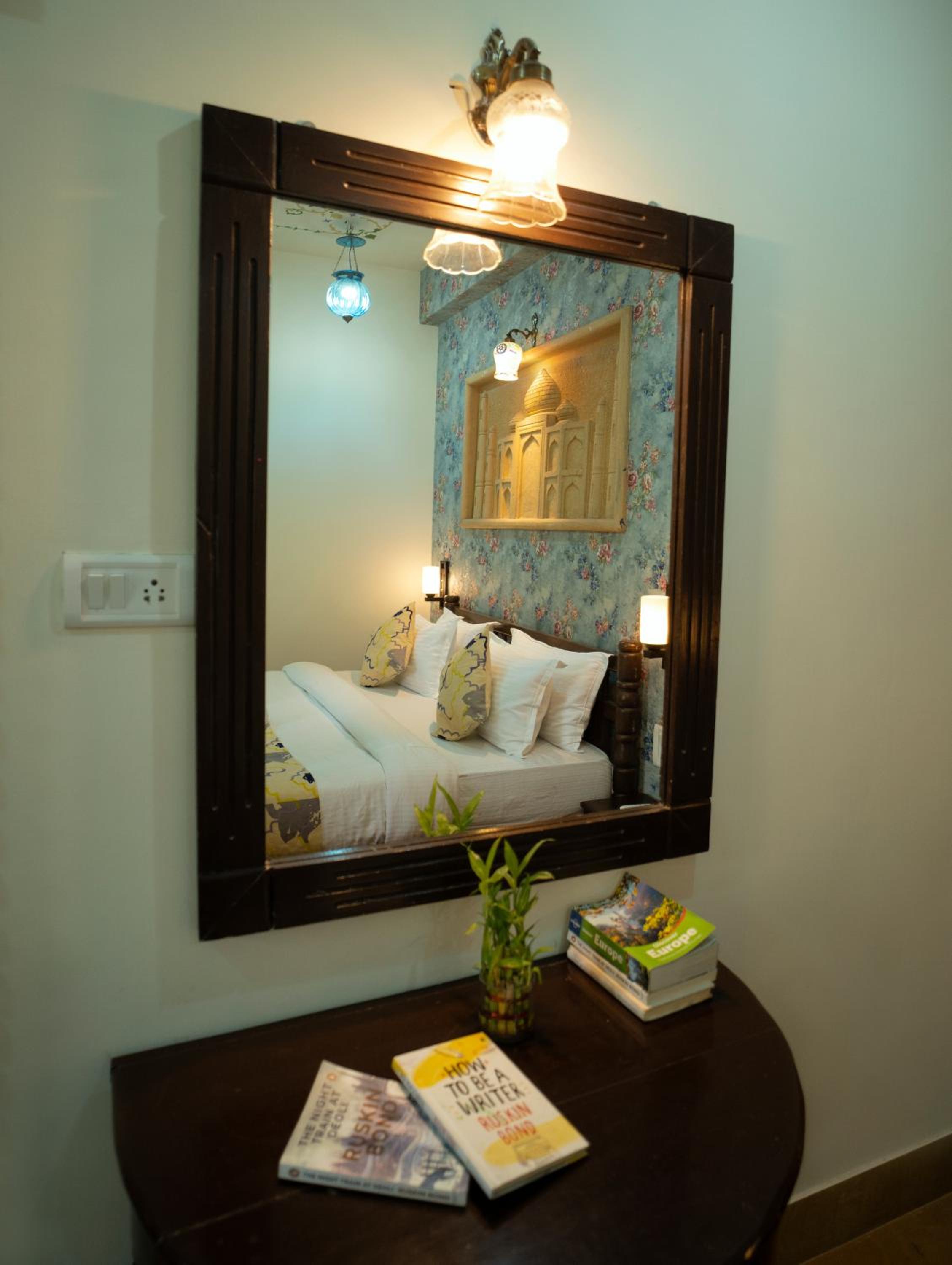 King Room with Balcony - Photo 9