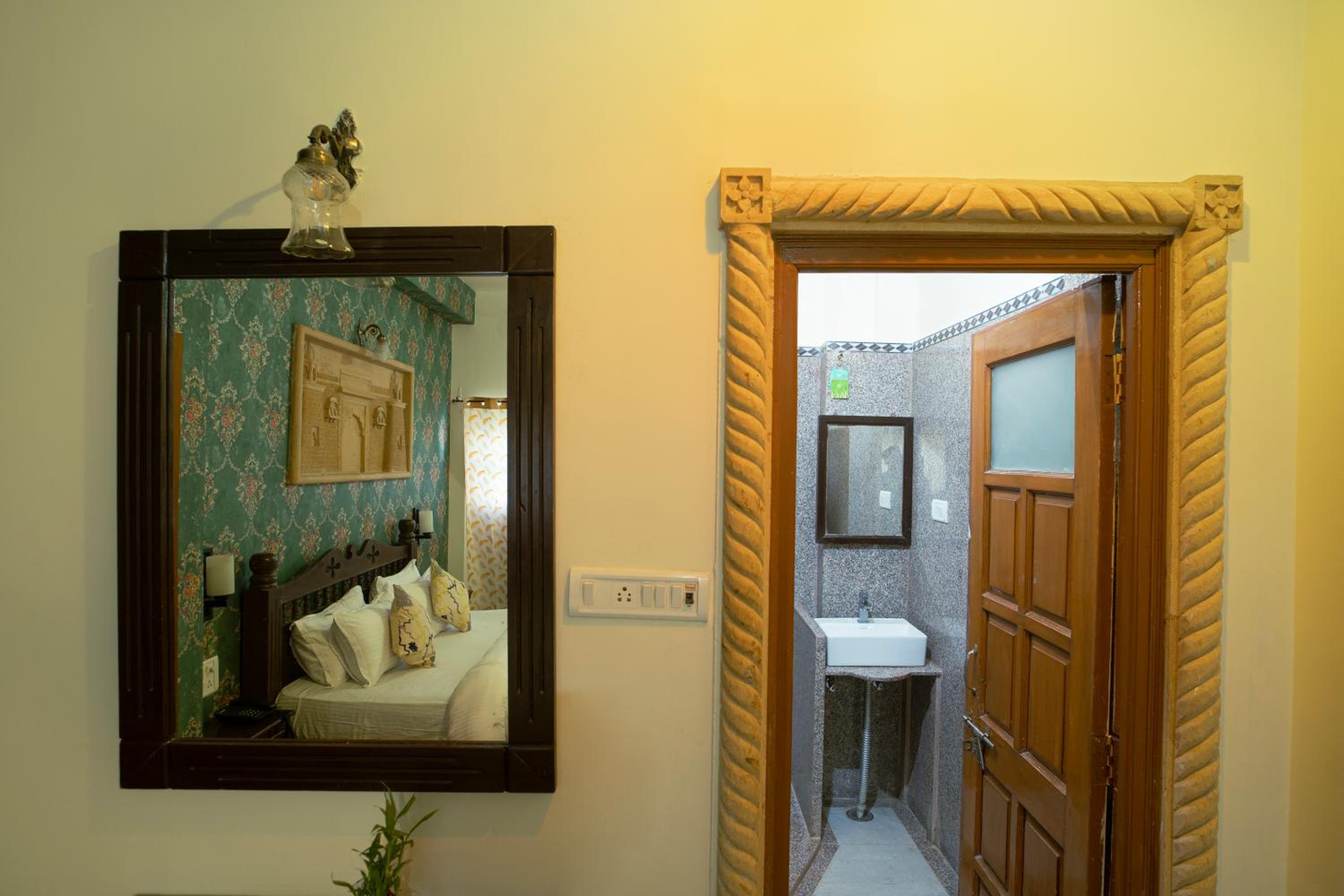Deluxe Room - Photo 11