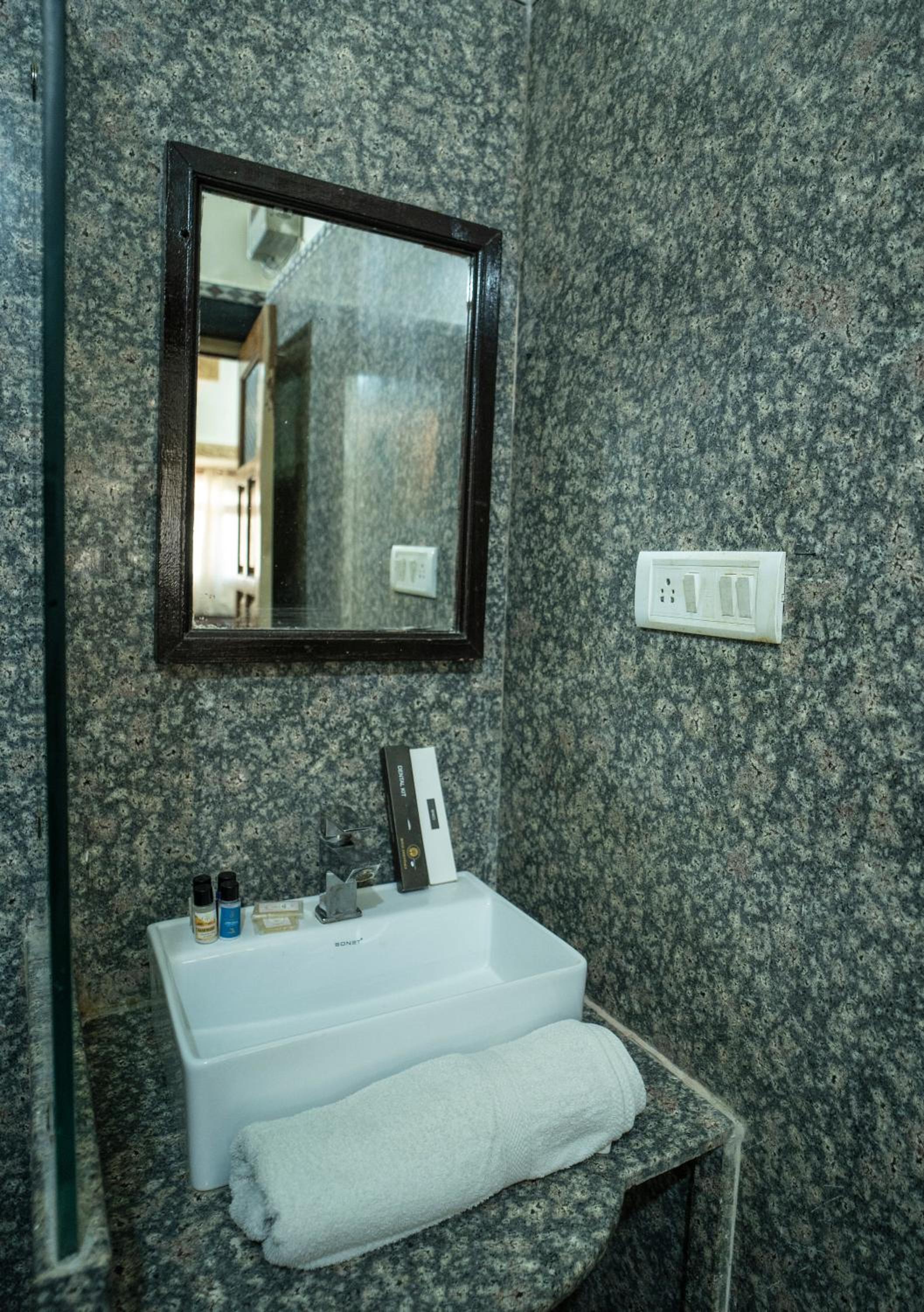 Deluxe Room - Photo 18