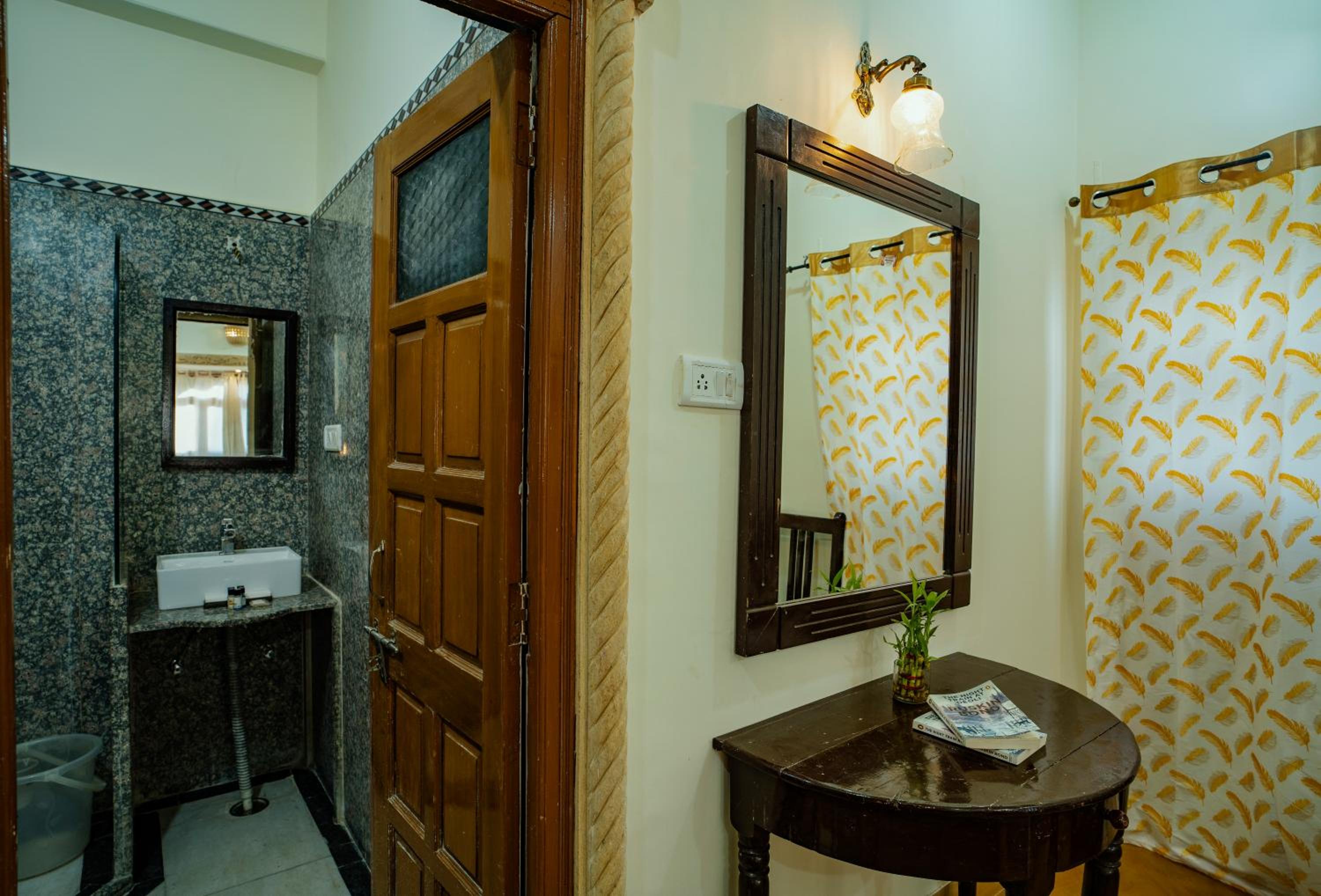 King Room with Balcony - Photo 6