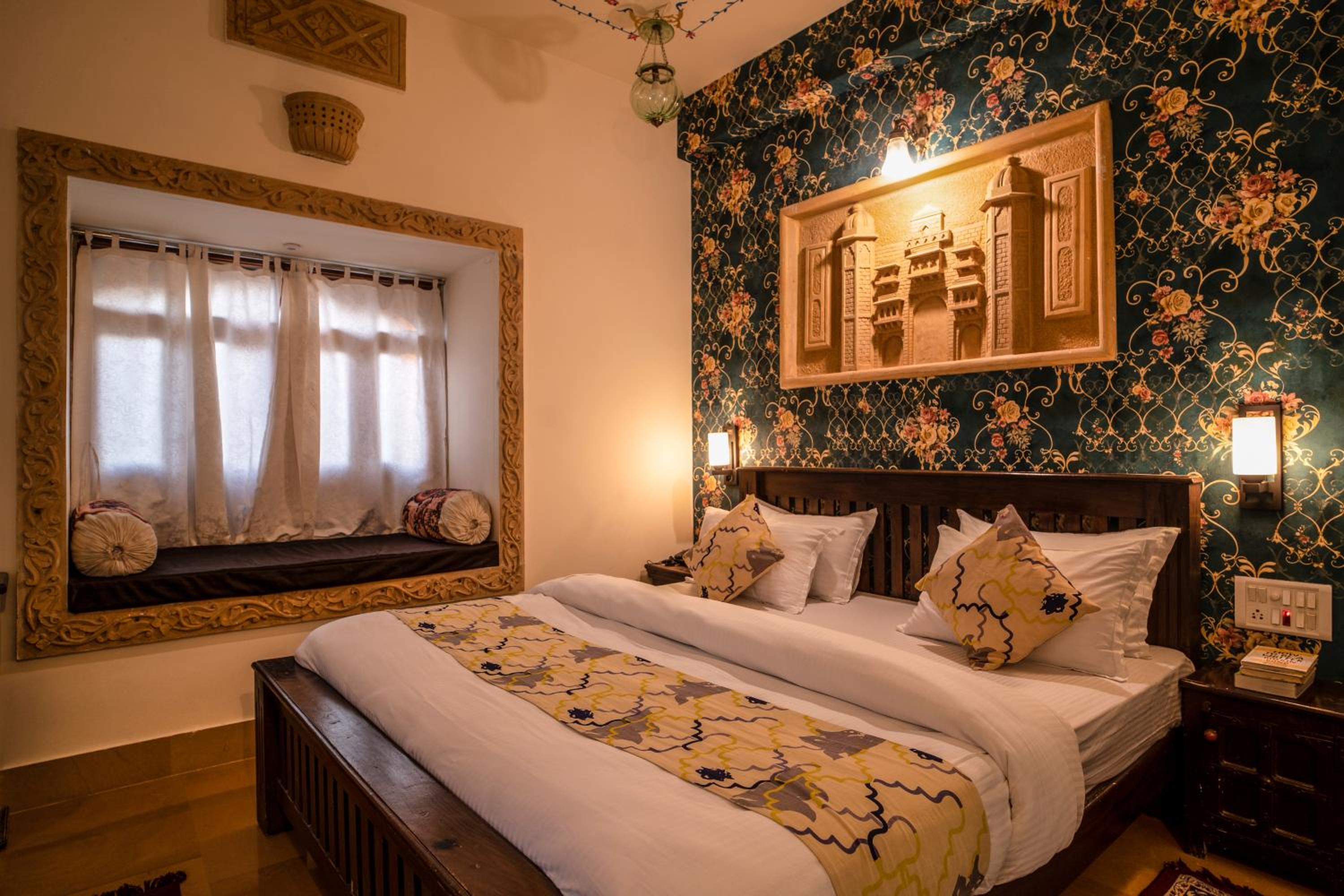 King Room with Balcony - Photo 10
