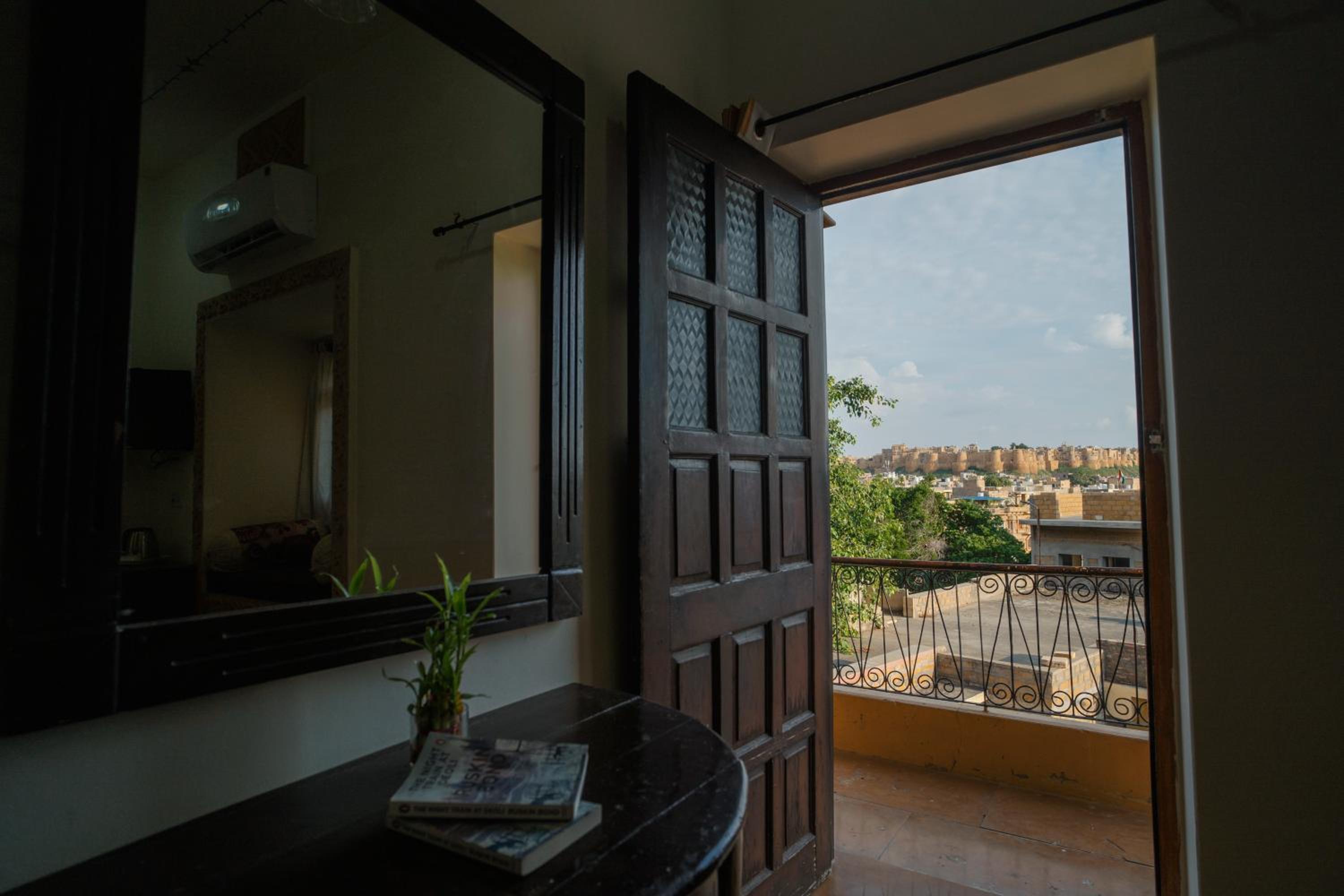 King Room with Balcony - Photo 7
