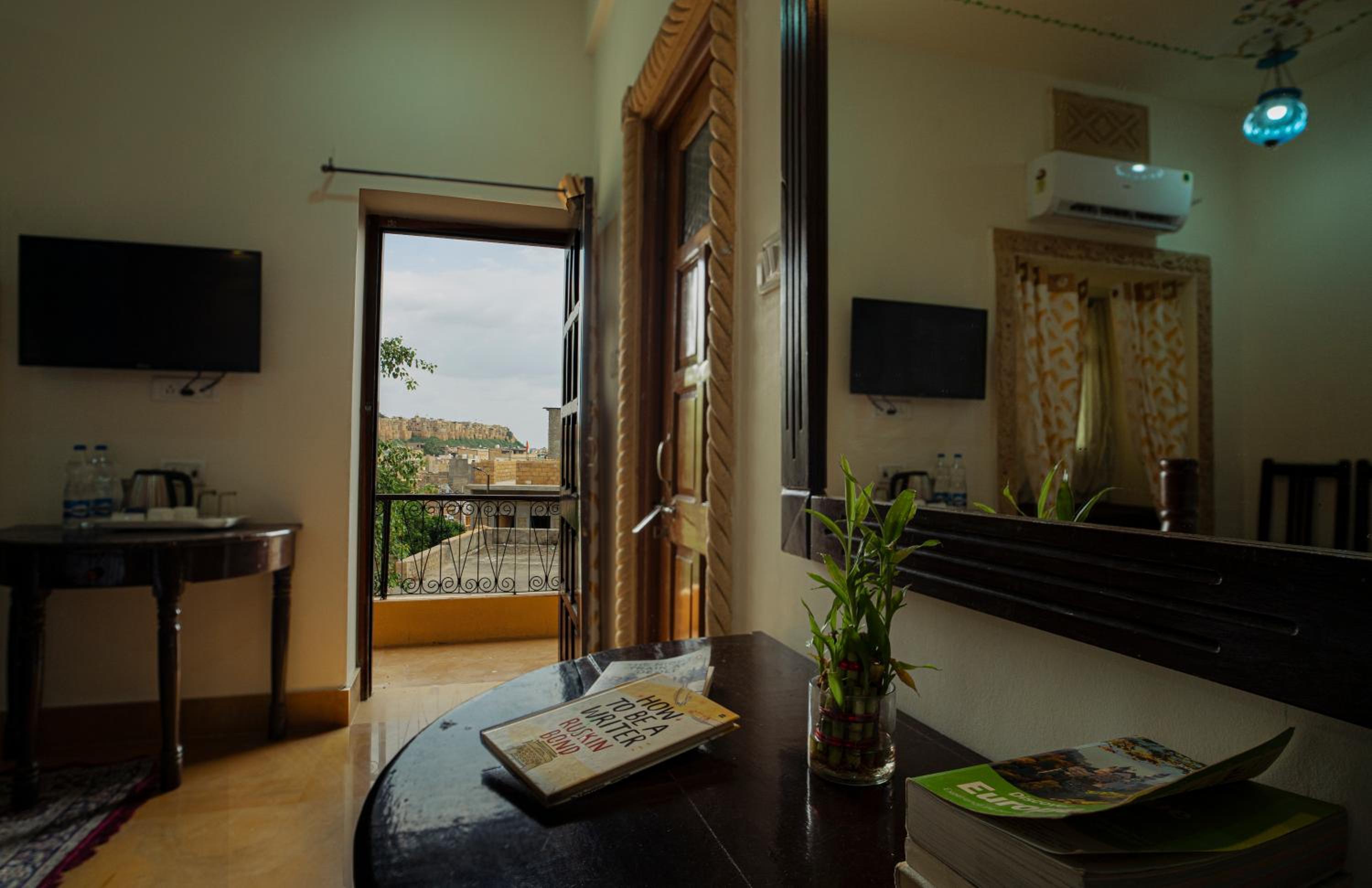 King Room with Balcony - Photo 8