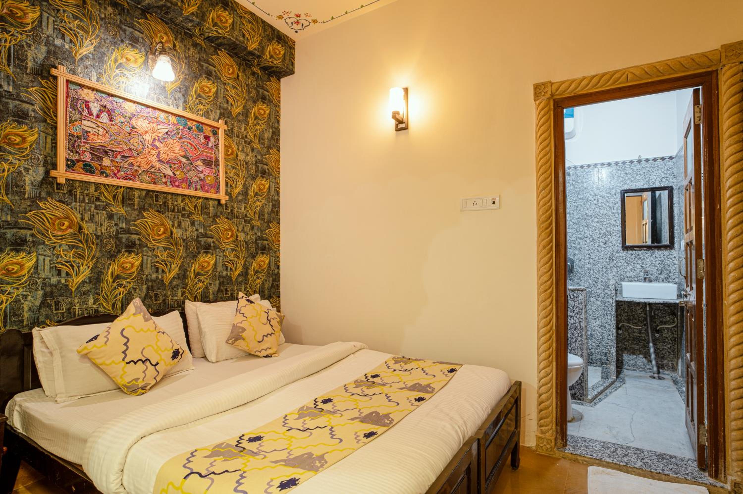 Deluxe Room - Photo 16